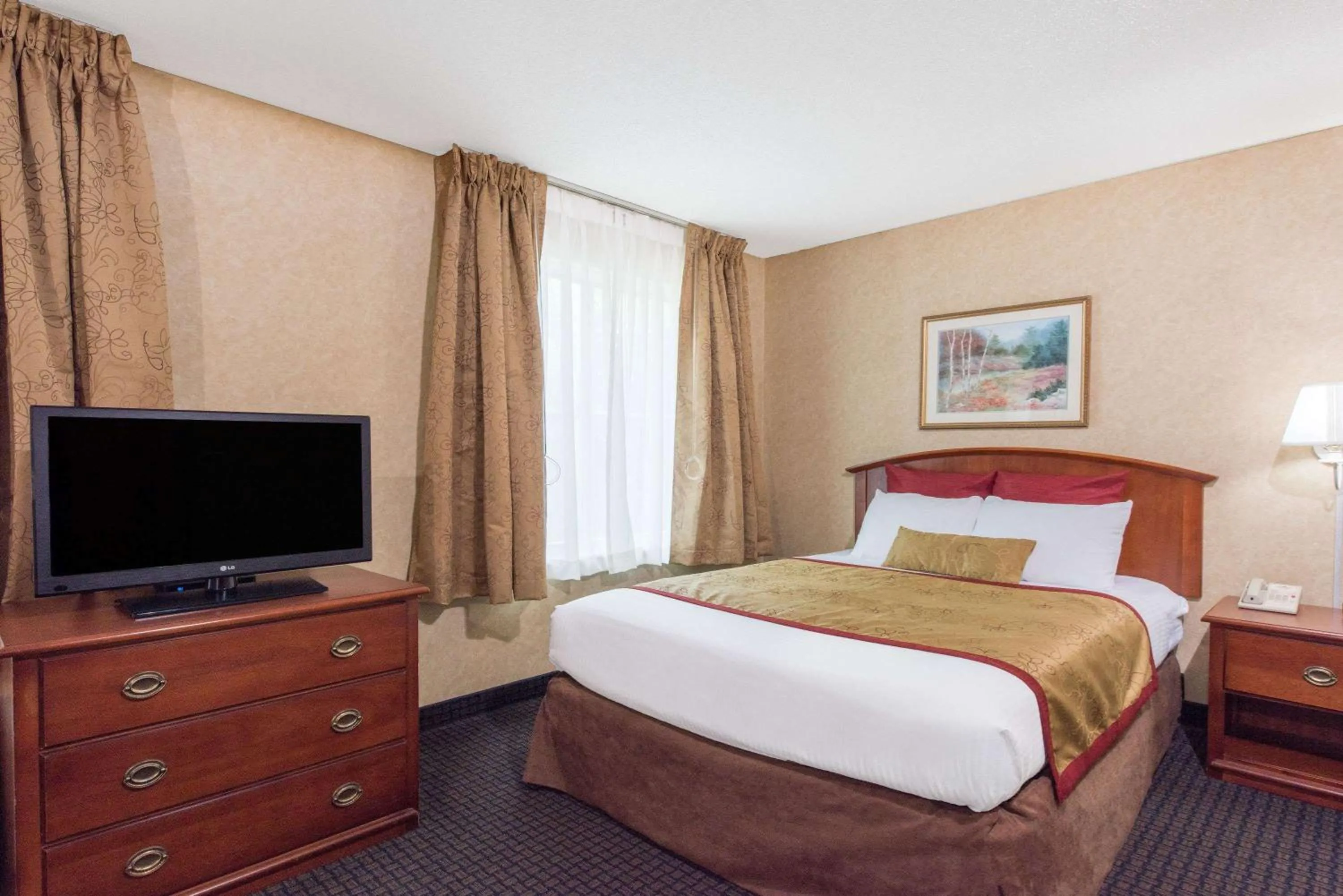 Photo of the whole room, Bed in Lancaster Suites