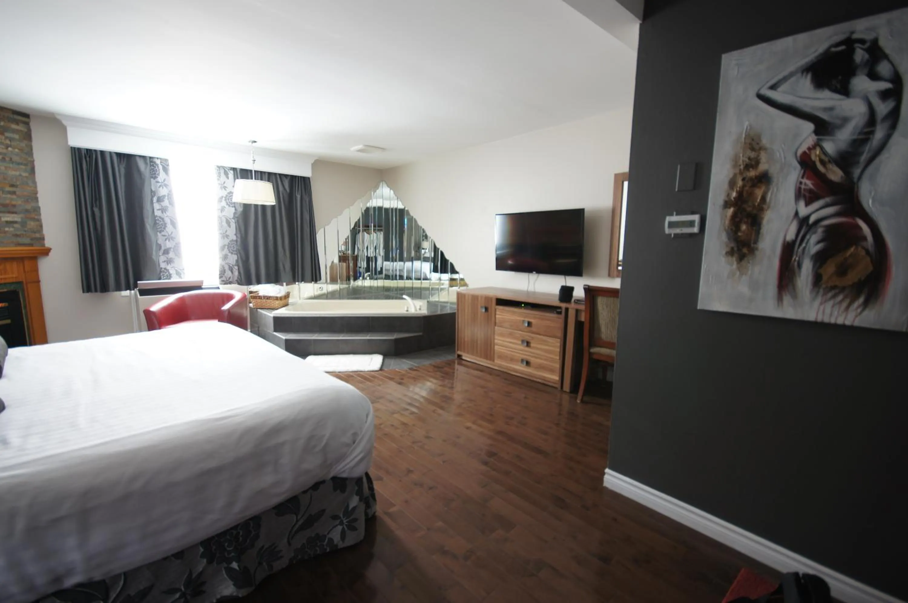 Hot Tub, Bed in Le Deauville Motel