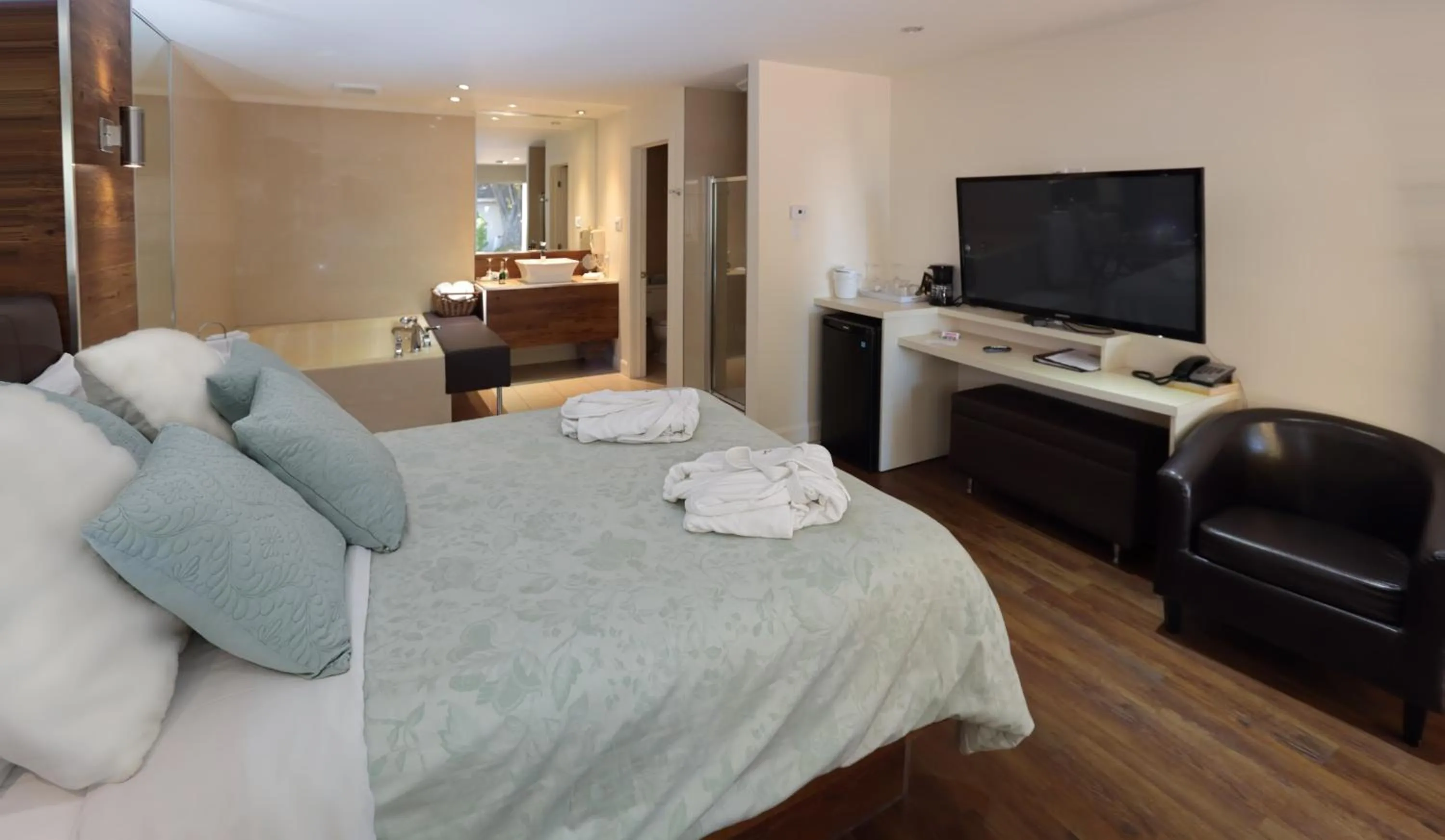 Shower, Bed in Le Deauville Motel