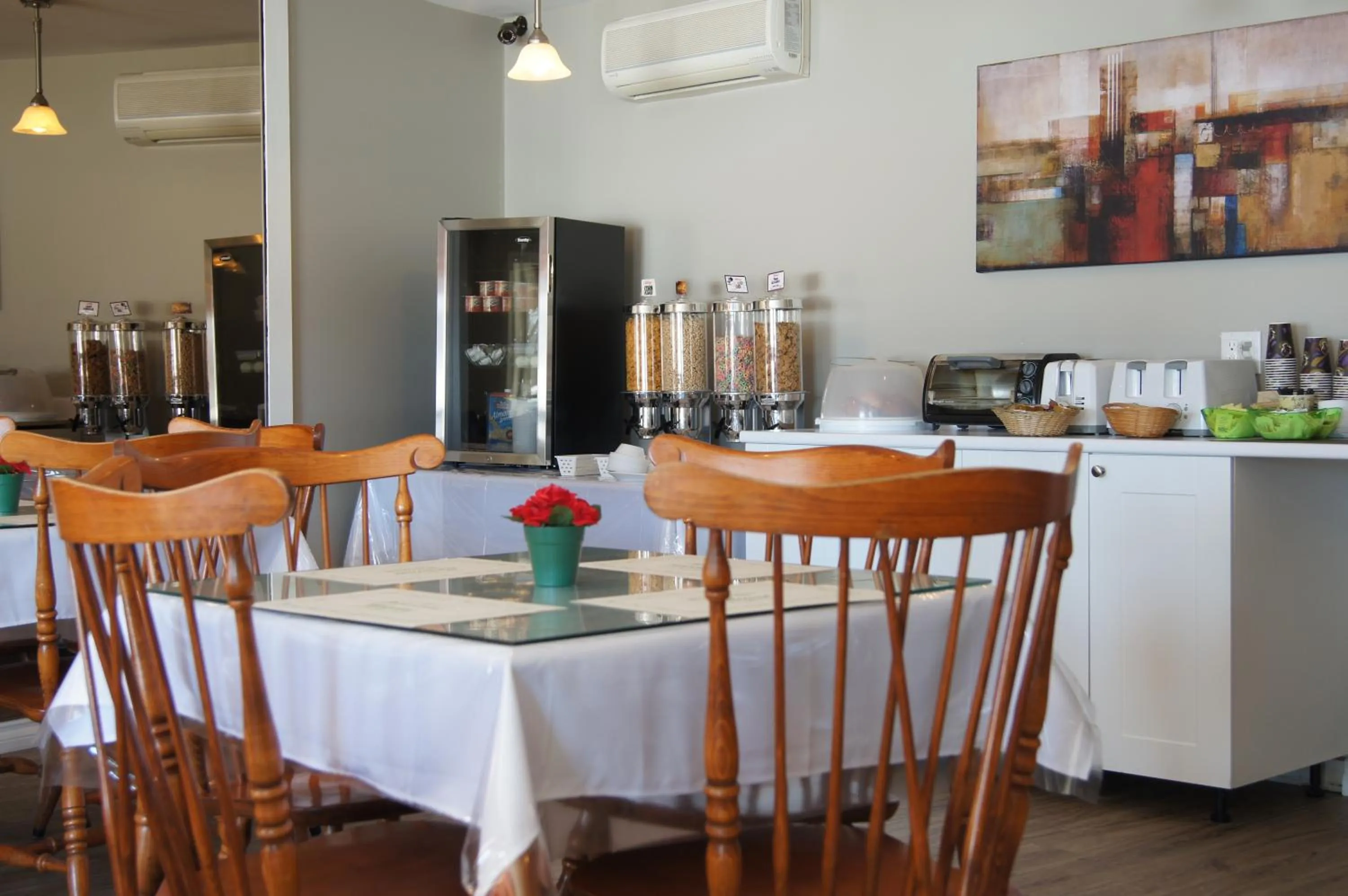Dining area in Le Deauville Motel