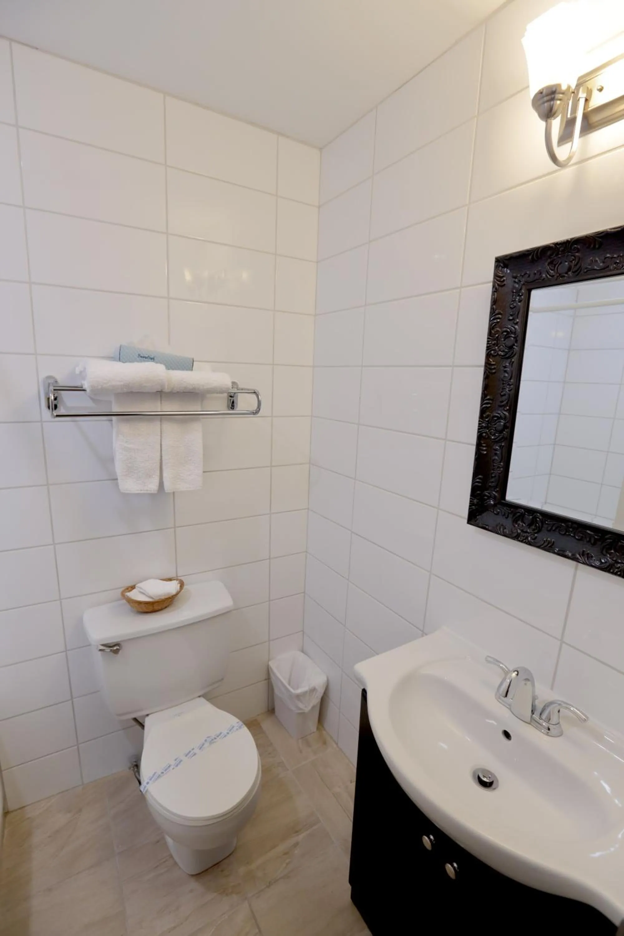 Bathroom in Le Deauville Motel