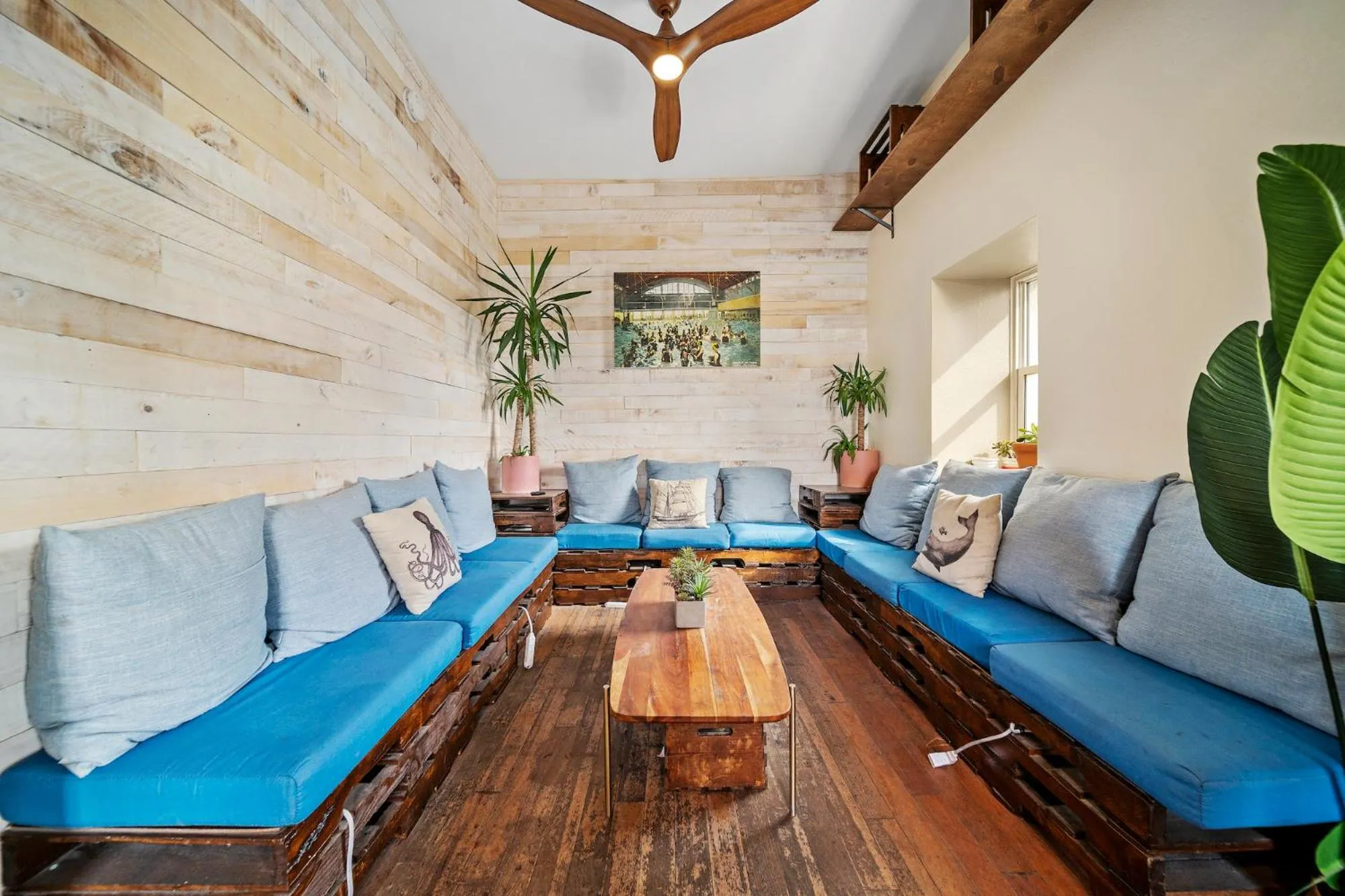 Communal lounge/ TV room in Samesun Venice Beach Hotel & Hostel