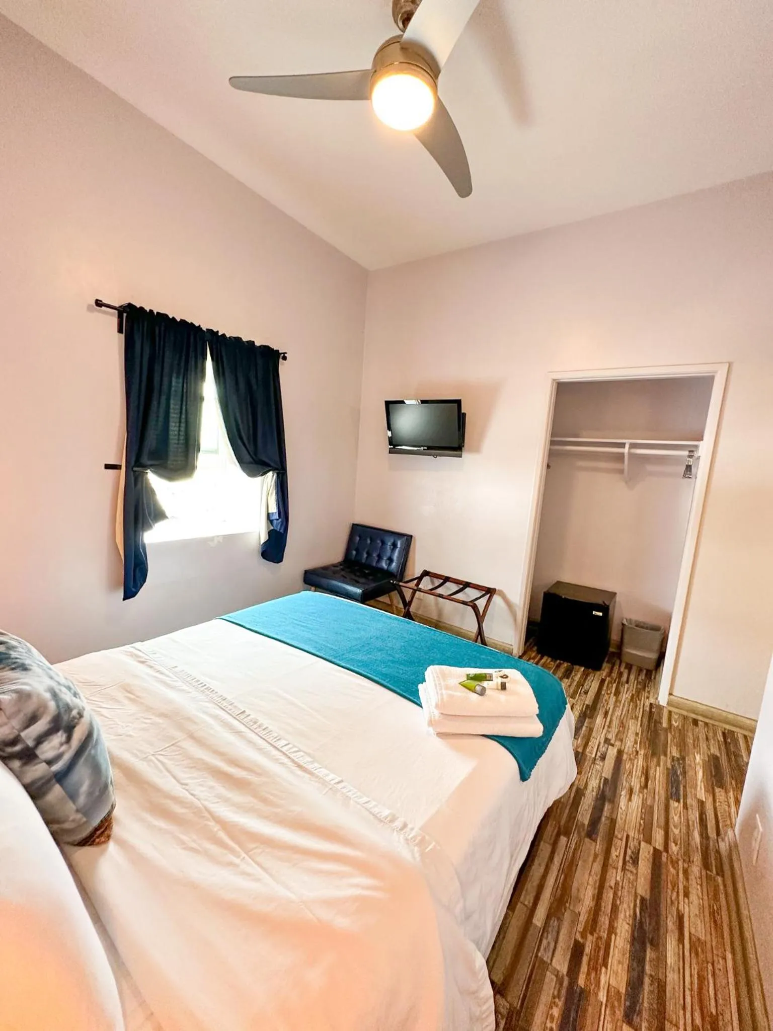 Bedroom, Bed in Samesun Venice Beach Hotel & Hostel