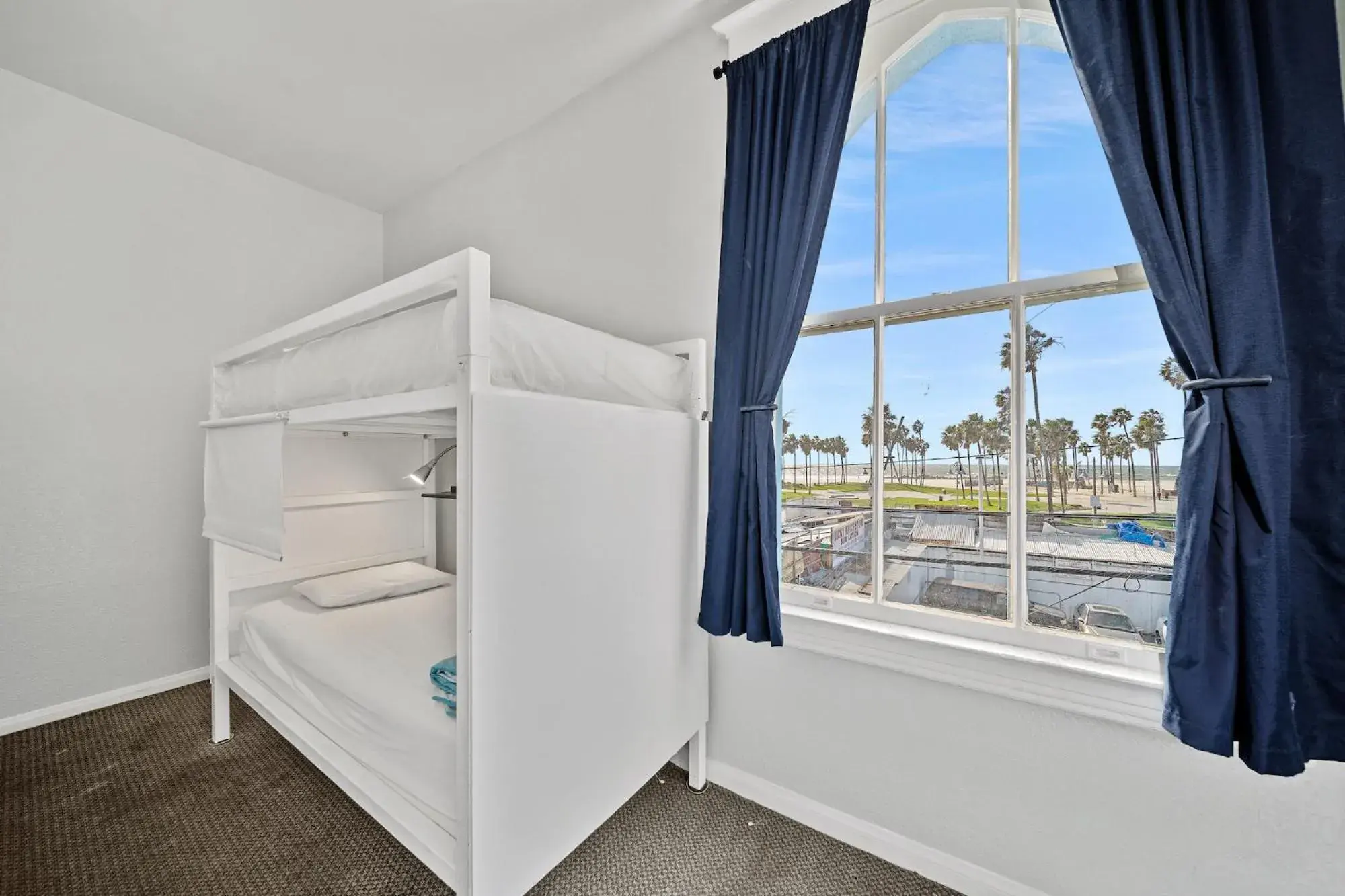 Single Bed in 4 Person Female Dormitory Room with Private Bathroom in Samesun Venice Beach Hotel & Hostel Single Bed in 4 Person Female Dormitory Room with Private Bathroom in Samesun Venice Beach Hotel & Hostel