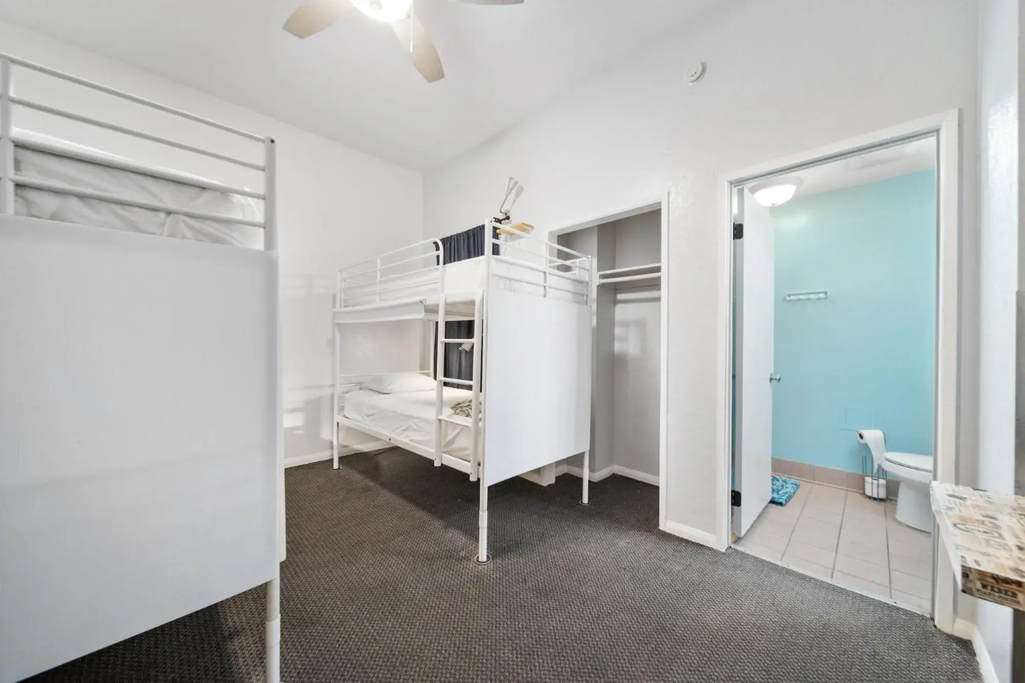 Bed in 6-Bed Mixed Dormitory Room in Samesun Venice Beach Hotel & Hostel Bed in 6-Bed Mixed Dormitory Room in Samesun Venice Beach Hotel & Hostel