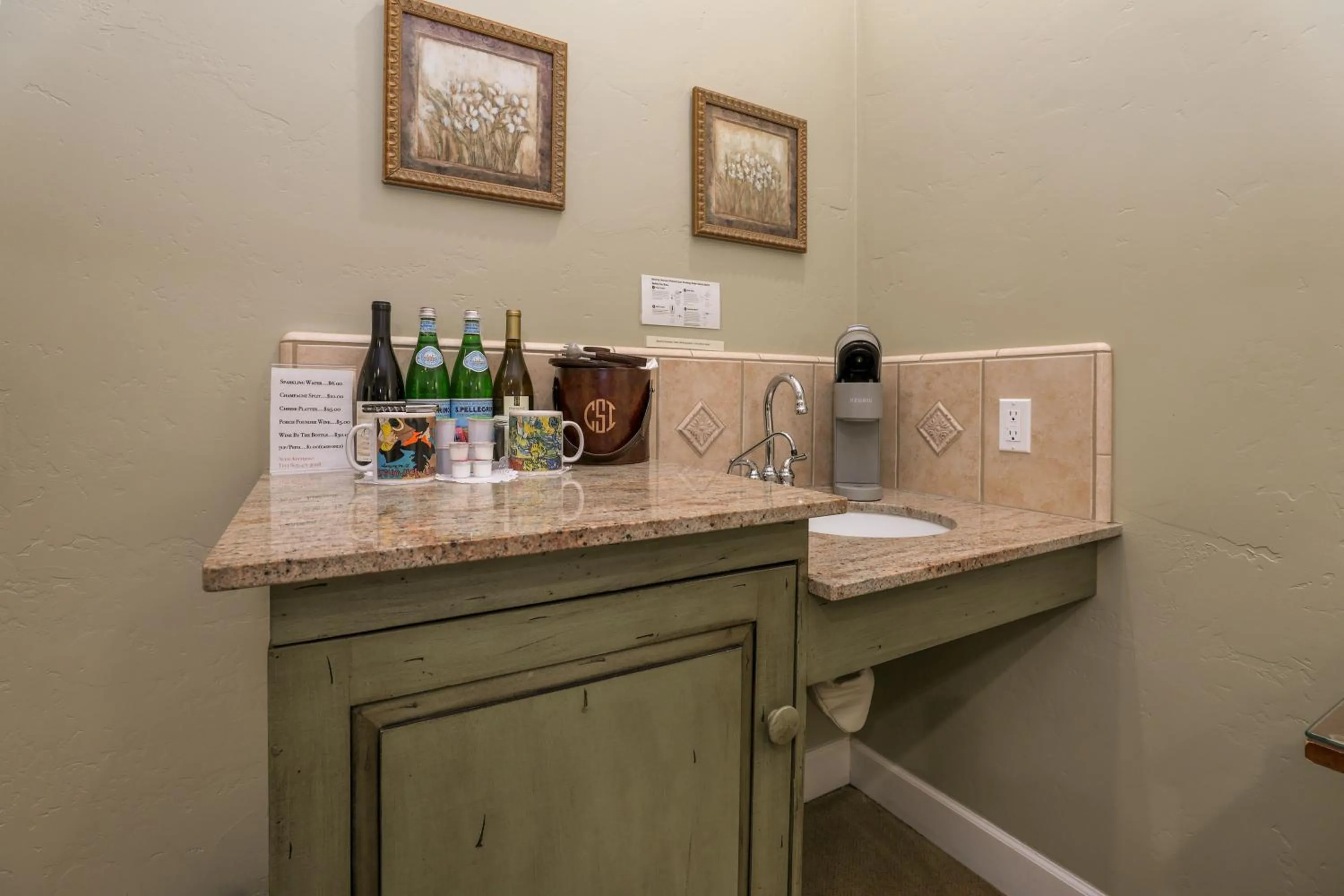 Kitchen or kitchenette in Cayucos Sunset Inn