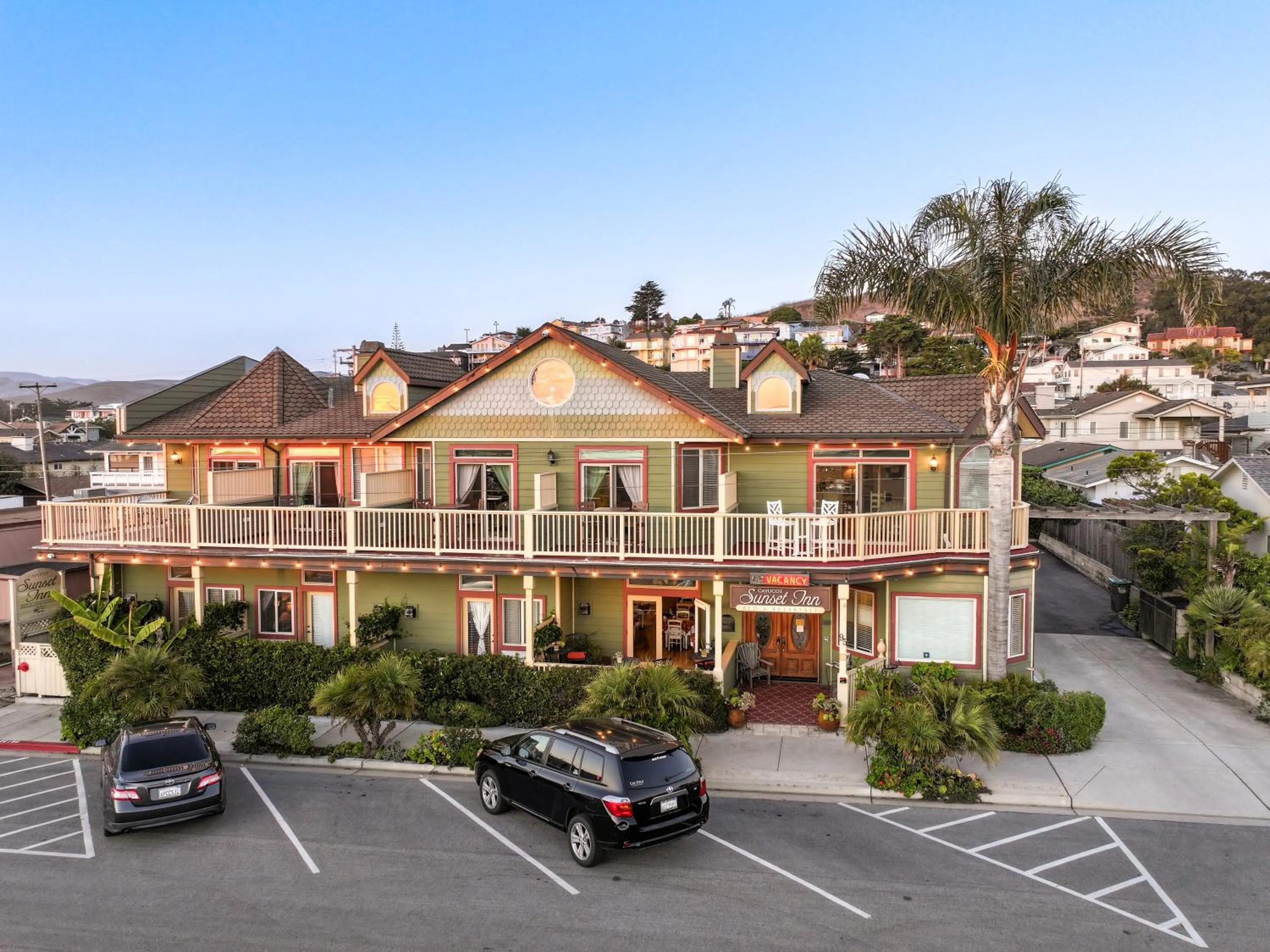Property building in Cayucos Sunset Inn