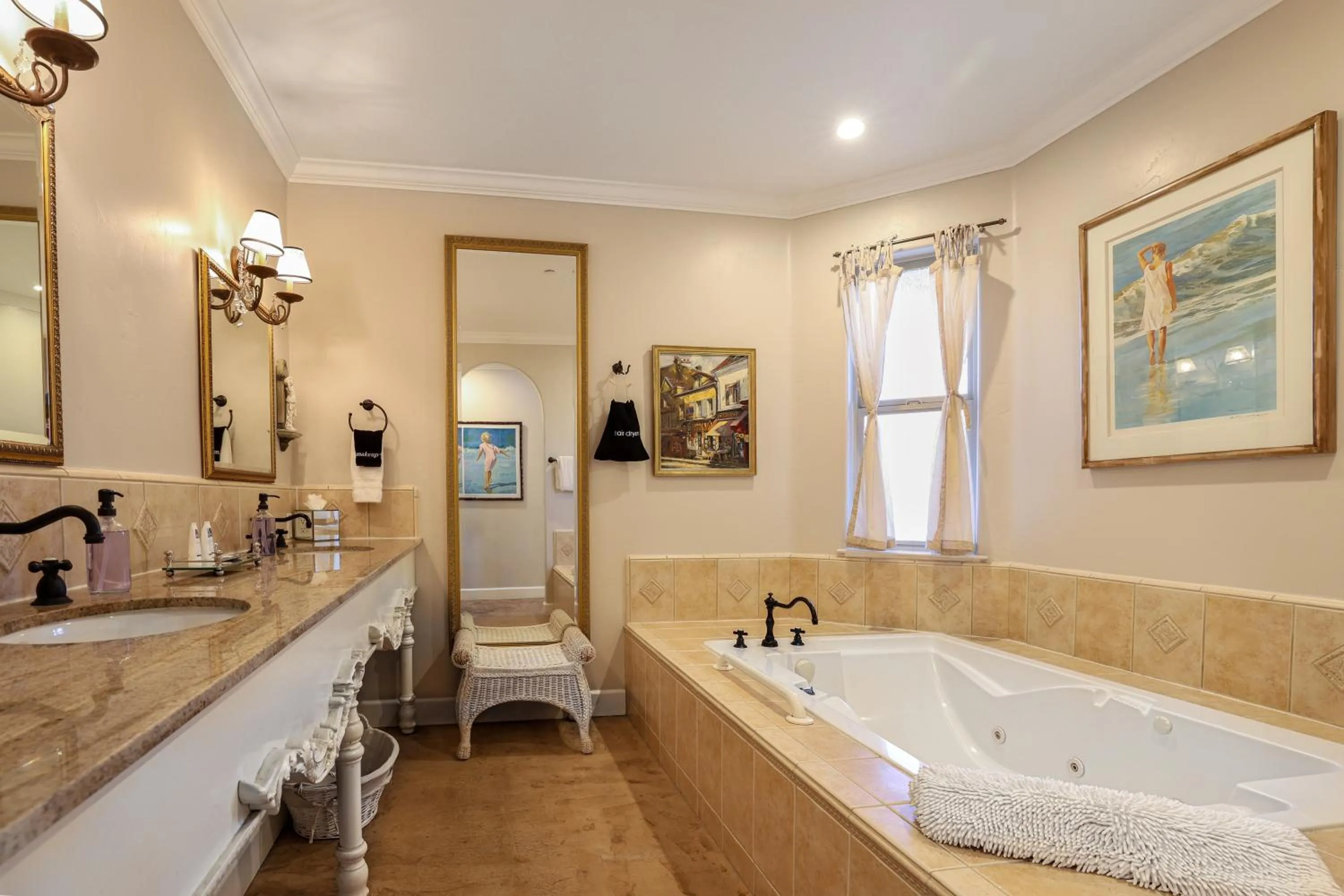 Bath in Cayucos Sunset Inn