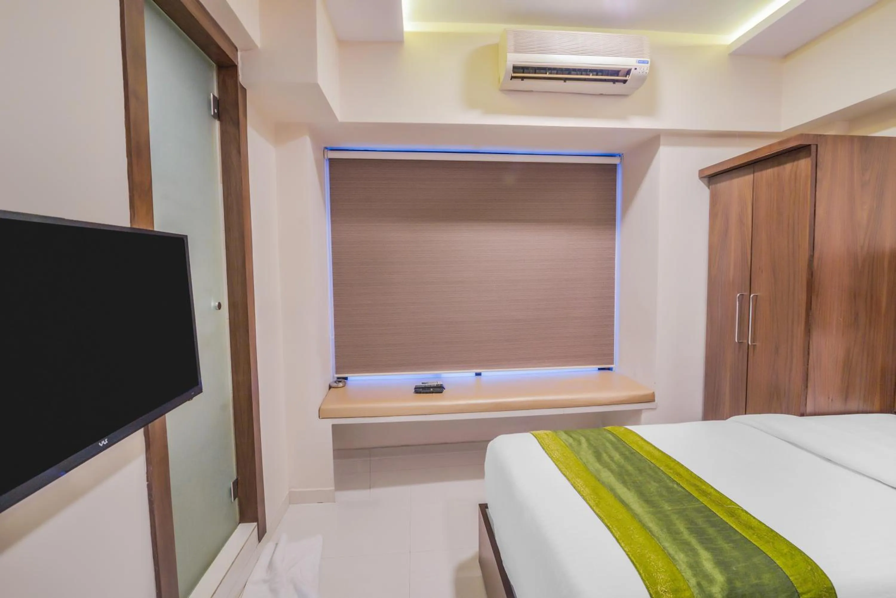 Communal lounge/ TV room, Bed in Oxford Hotel Powai