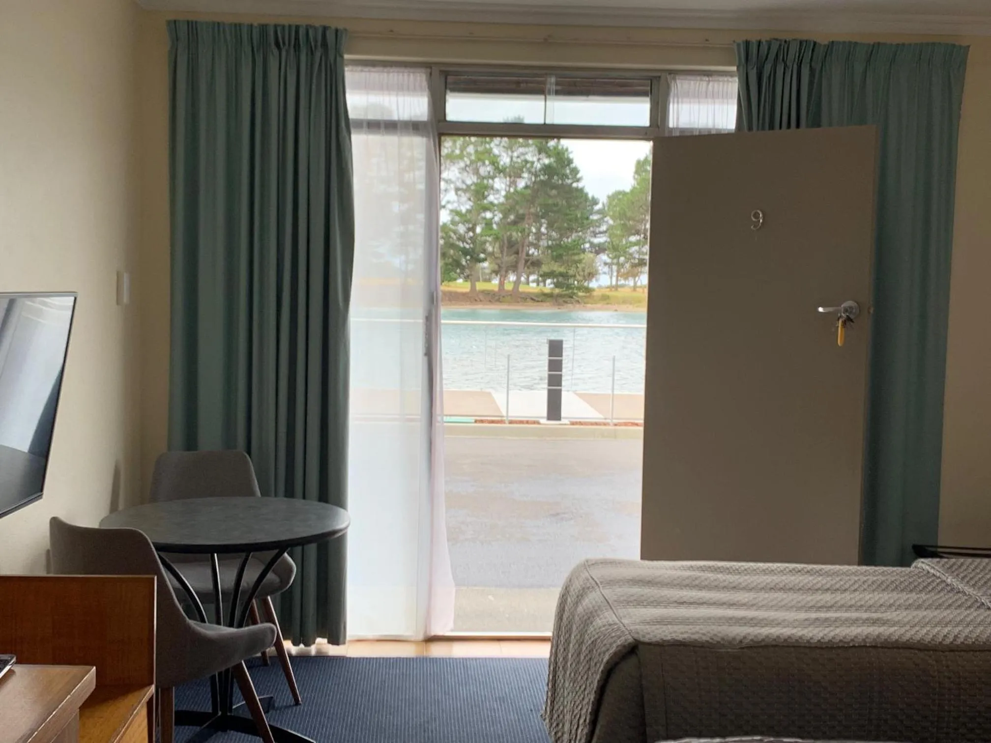 River view, Bed in The Waterfront Wynyard