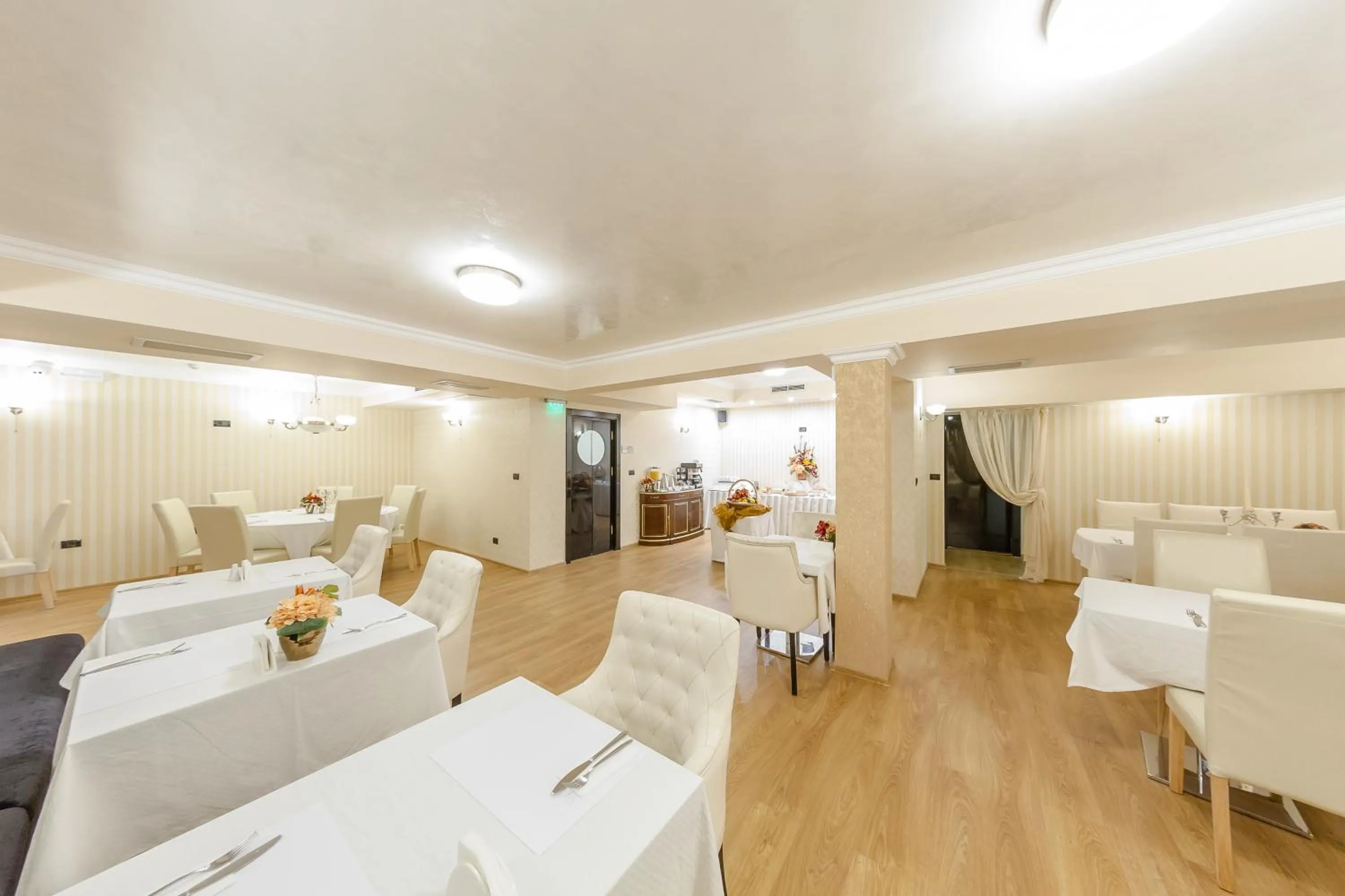 Restaurant/places to eat in Hotel Studio