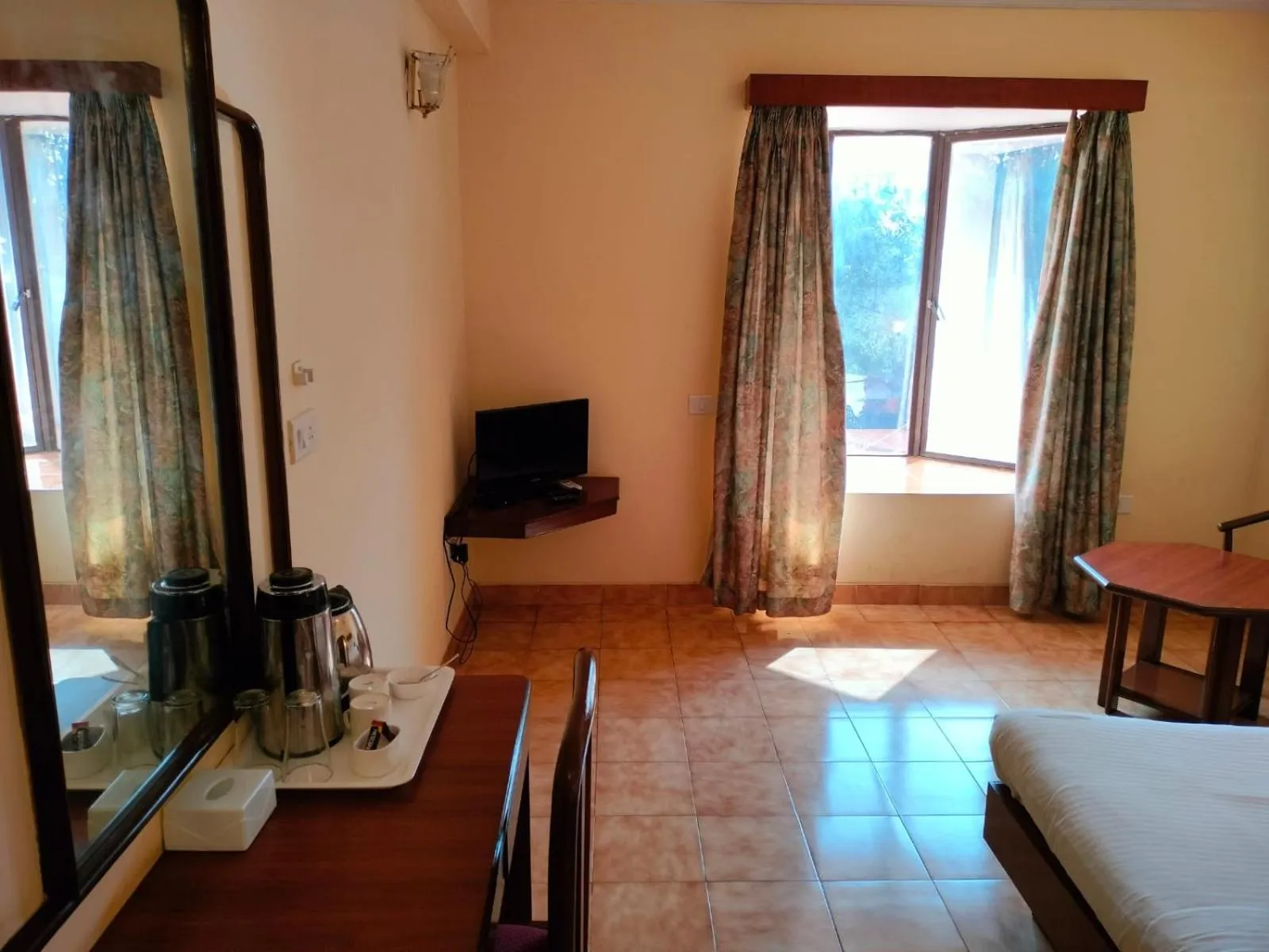 TV and multimedia, Bed in The Dhanhills - a valley view hotel in panchgani