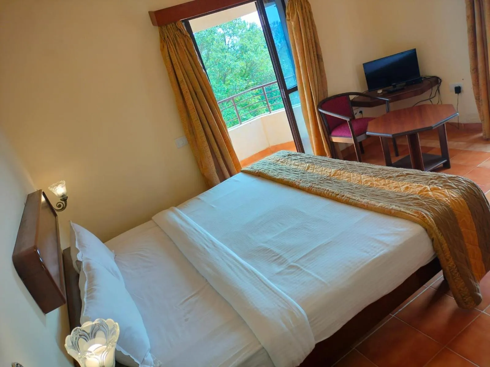 hair dresser, Bed in The Dhanhills - a valley view hotel in panchgani