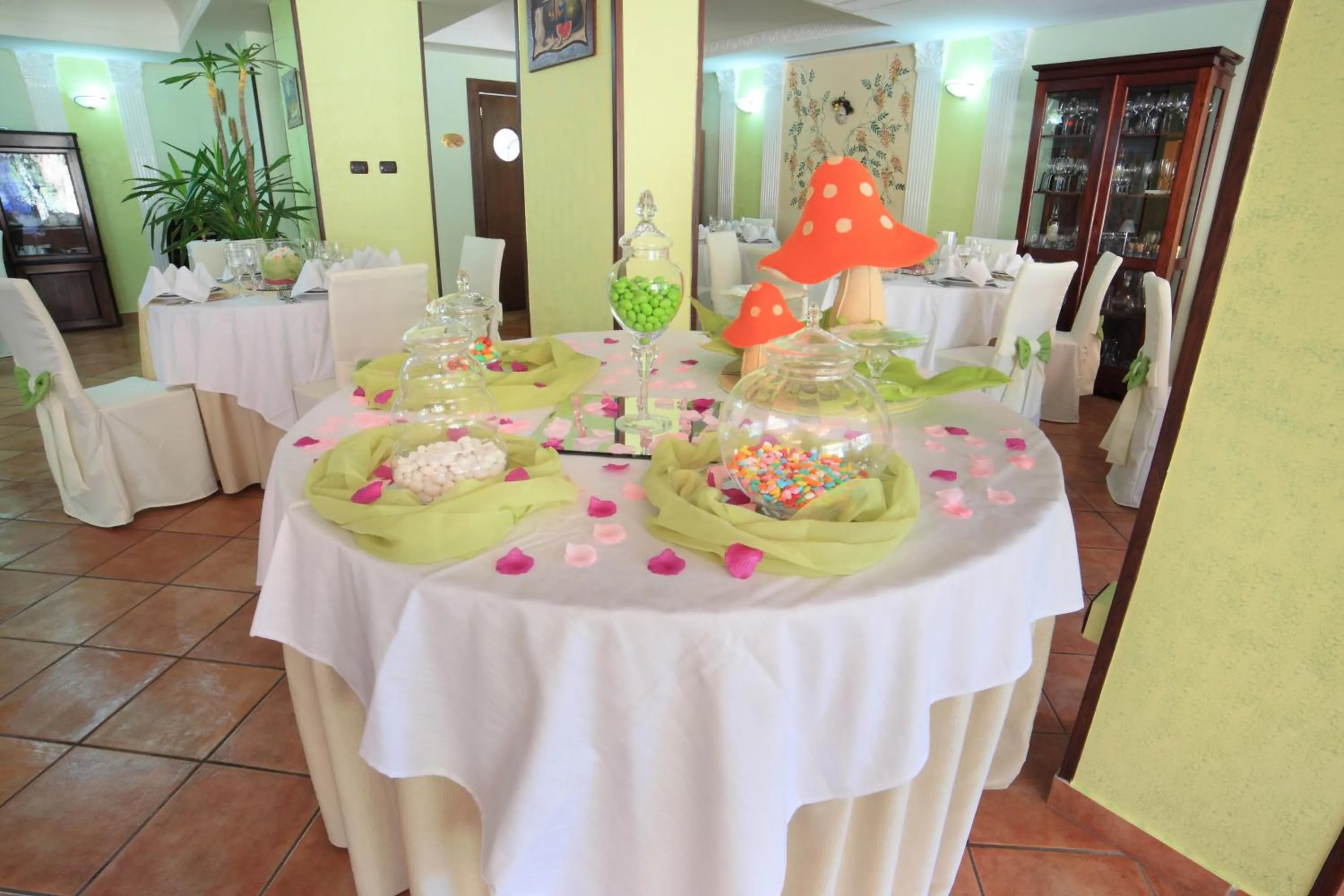 Restaurant/places to eat in Venus Park Hotel