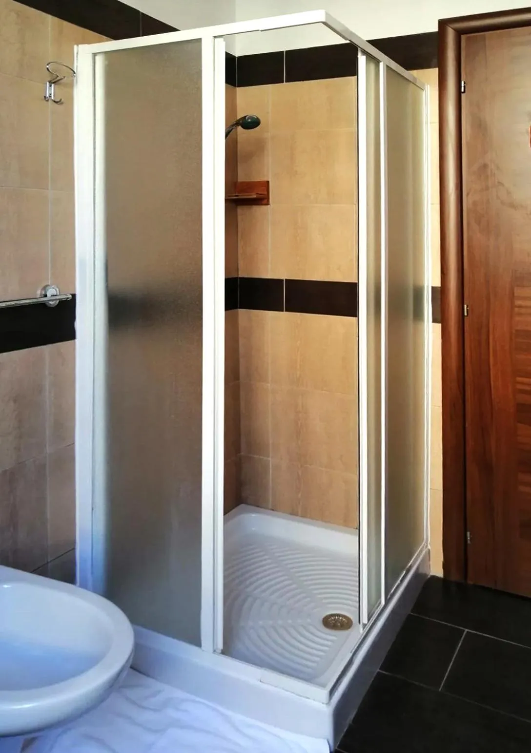 Shower, Bed in Villa Arazurrina