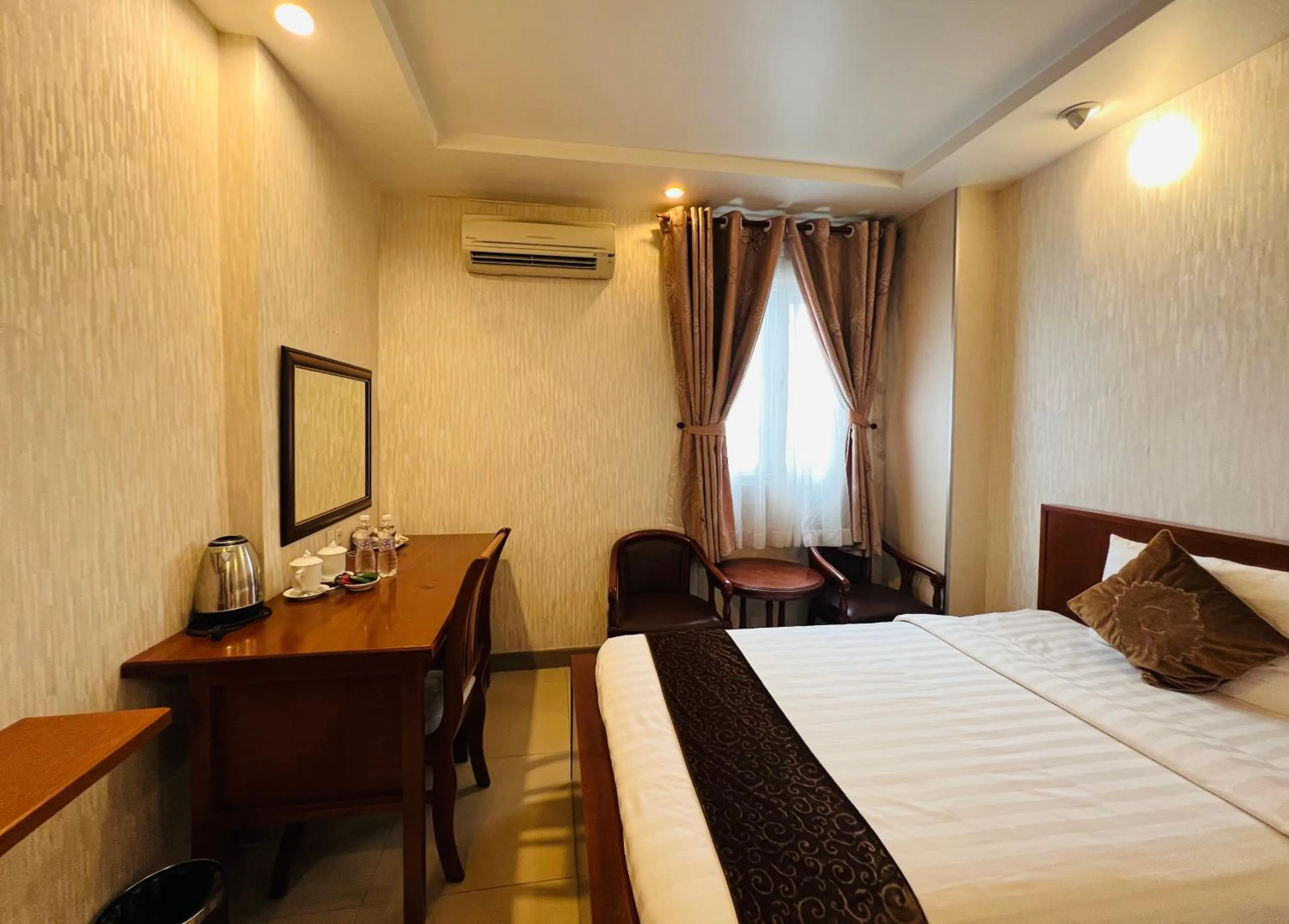 Bedroom, Bed in White Lion Hotel