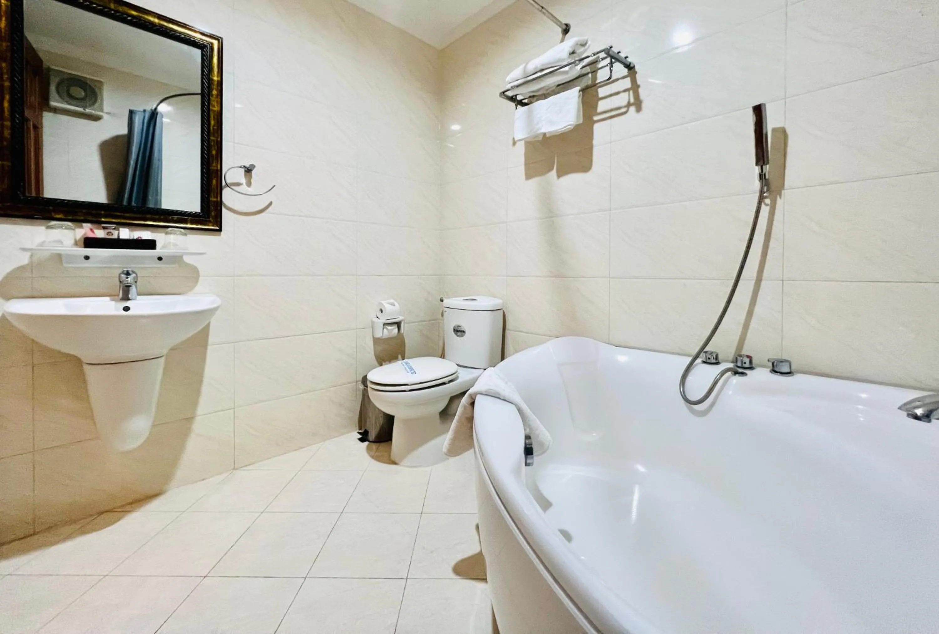 Bathroom in White Lion Hotel