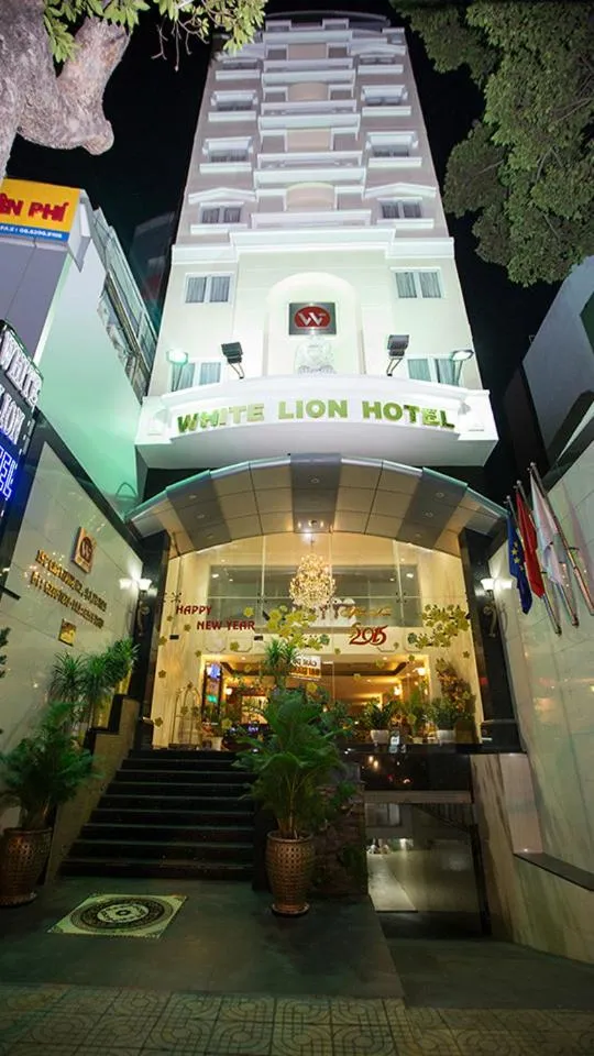 Facade/entrance in White Lion Hotel