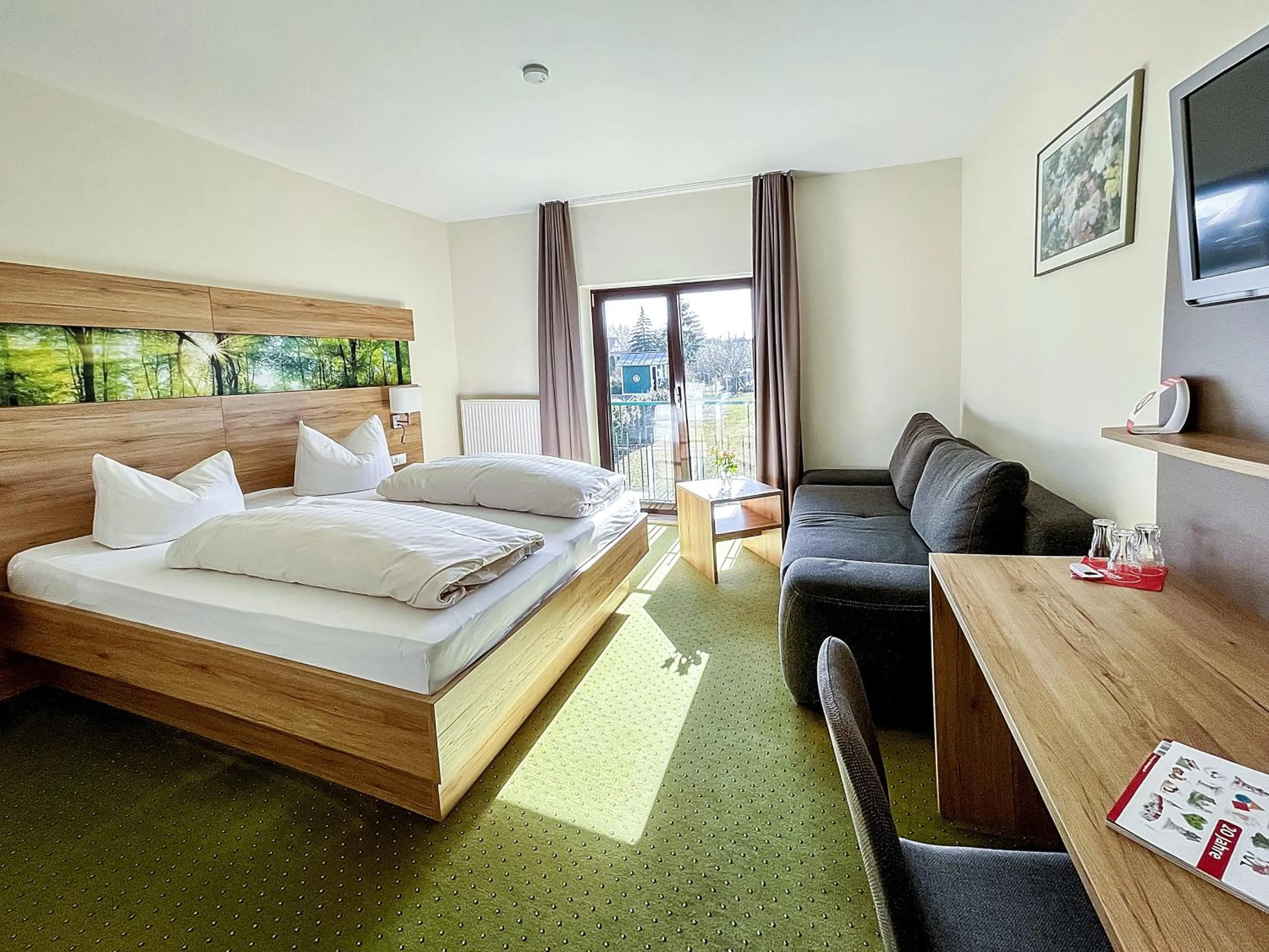 Toilet, Bed in Hotel Schwartze