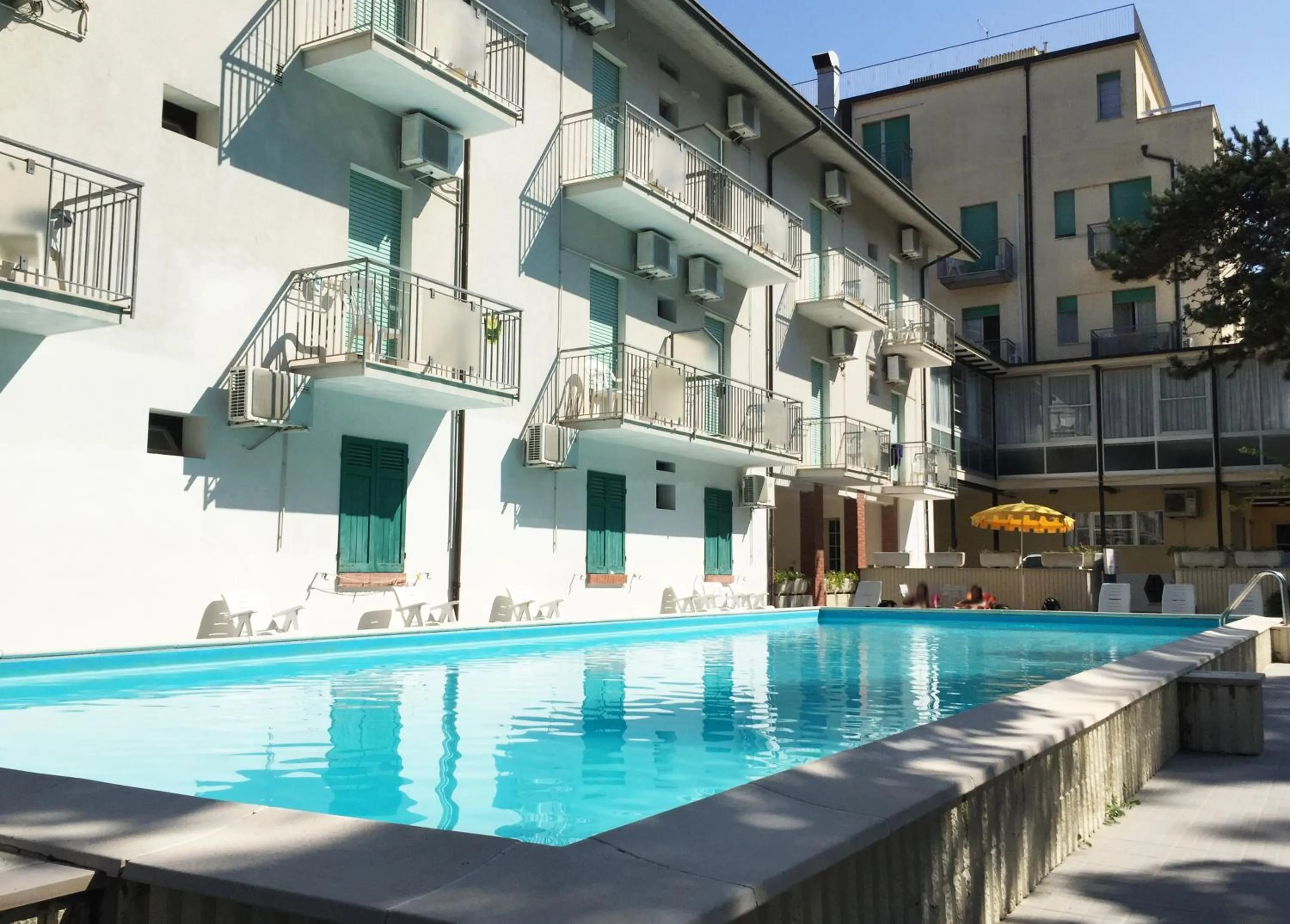 Pool view in B&B Promenade Hotel Simple con Piscina