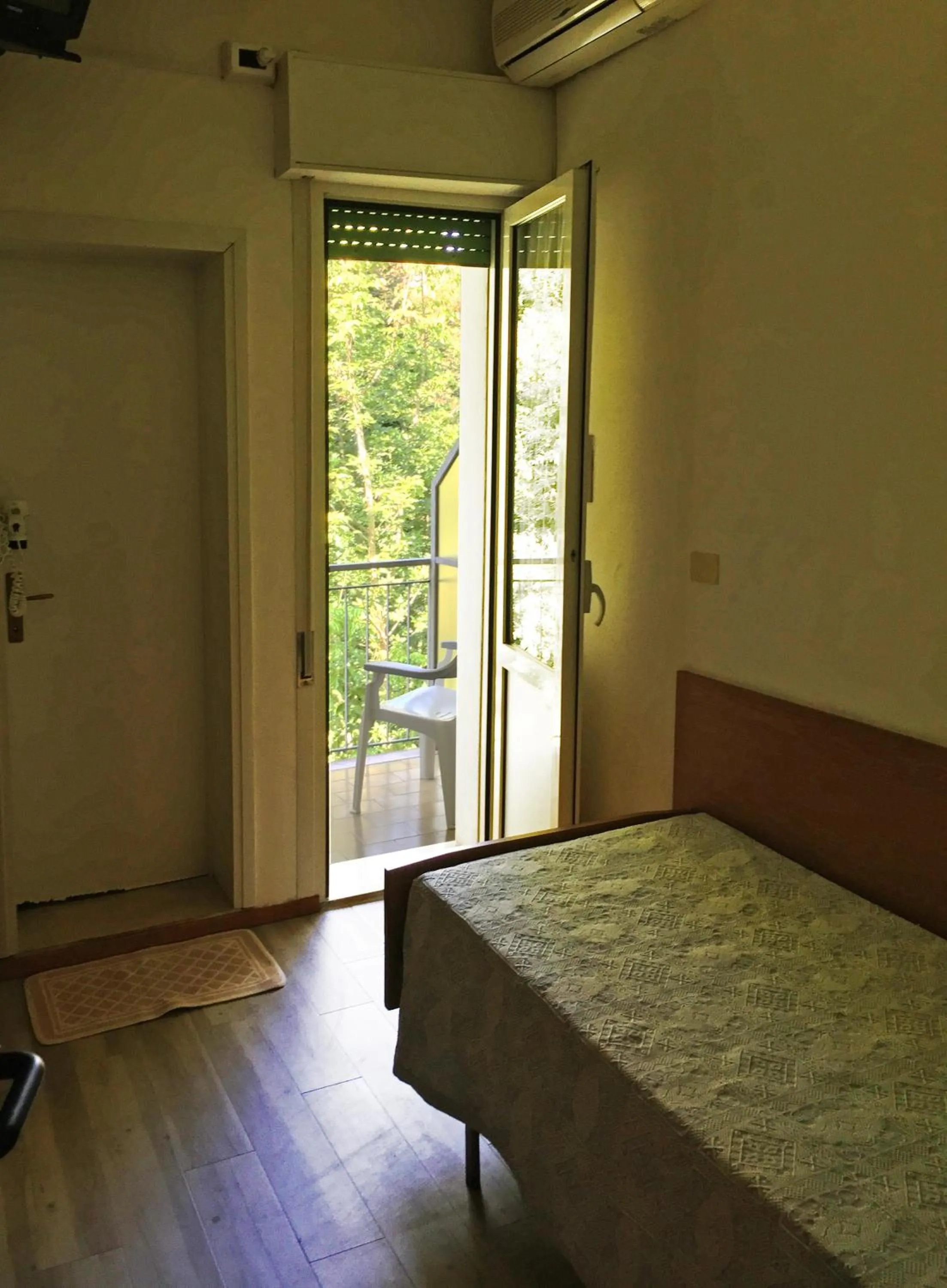 Bedroom, Bed in B&B Promenade Hotel Simple con Piscina