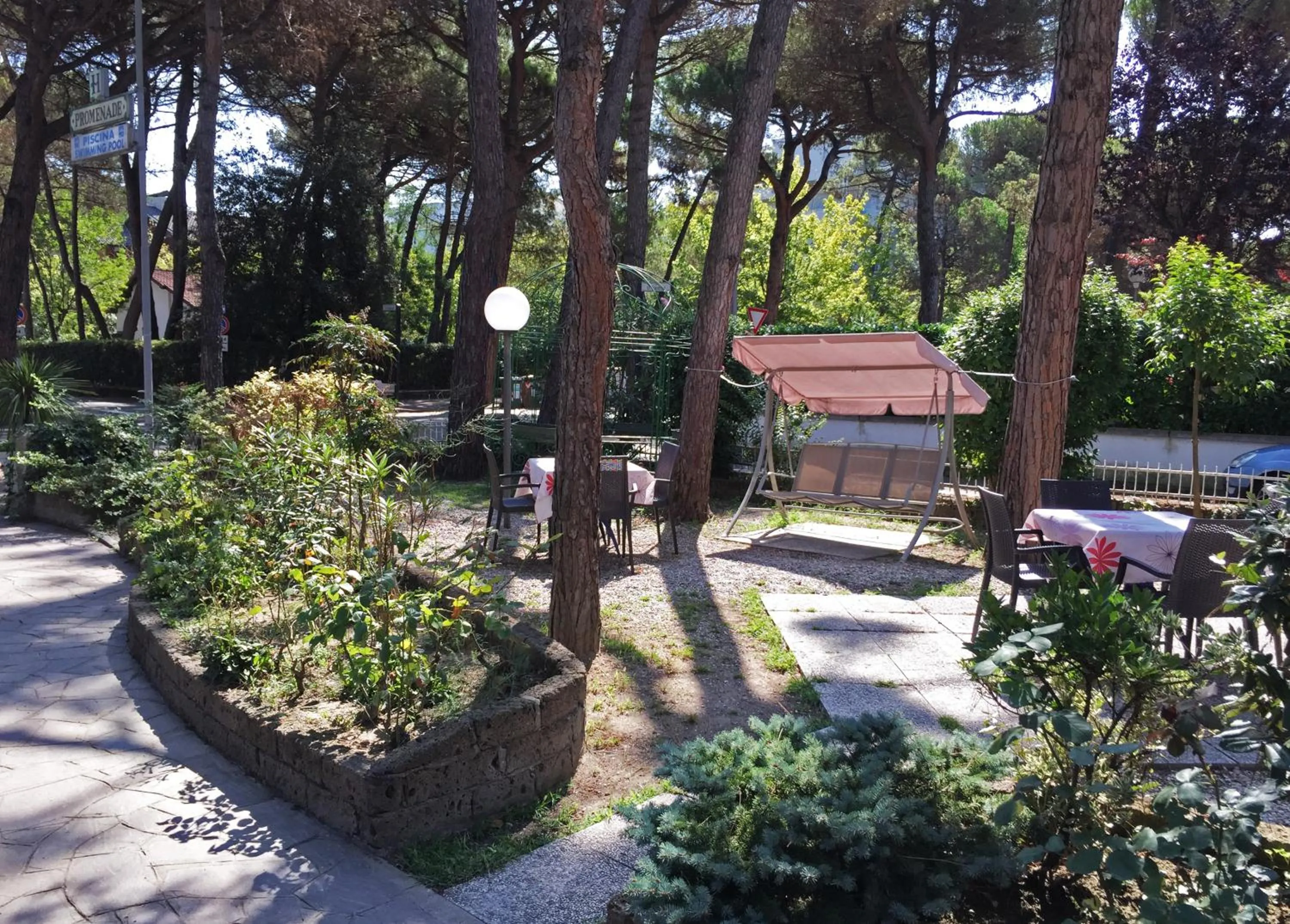 Garden view in B&B Promenade Hotel Simple con Piscina