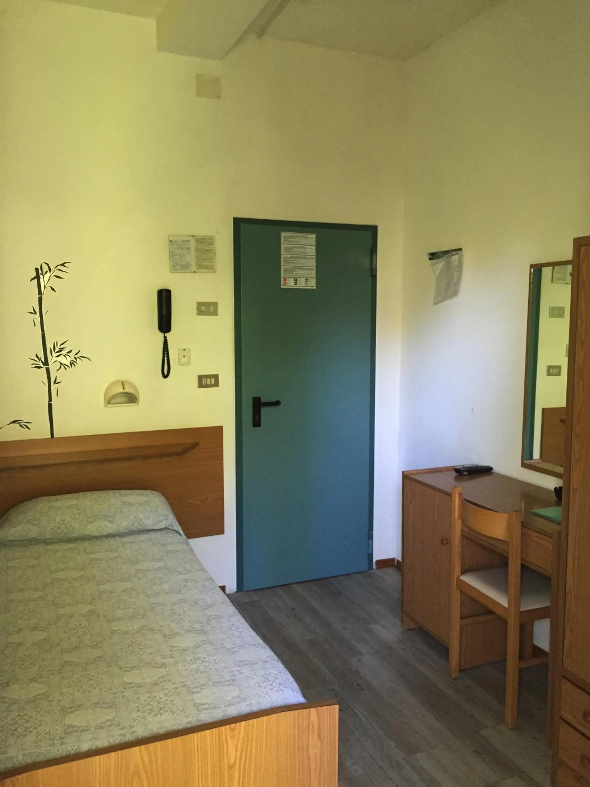 Bedroom, Bed in B&B Promenade Hotel Simple con Piscina