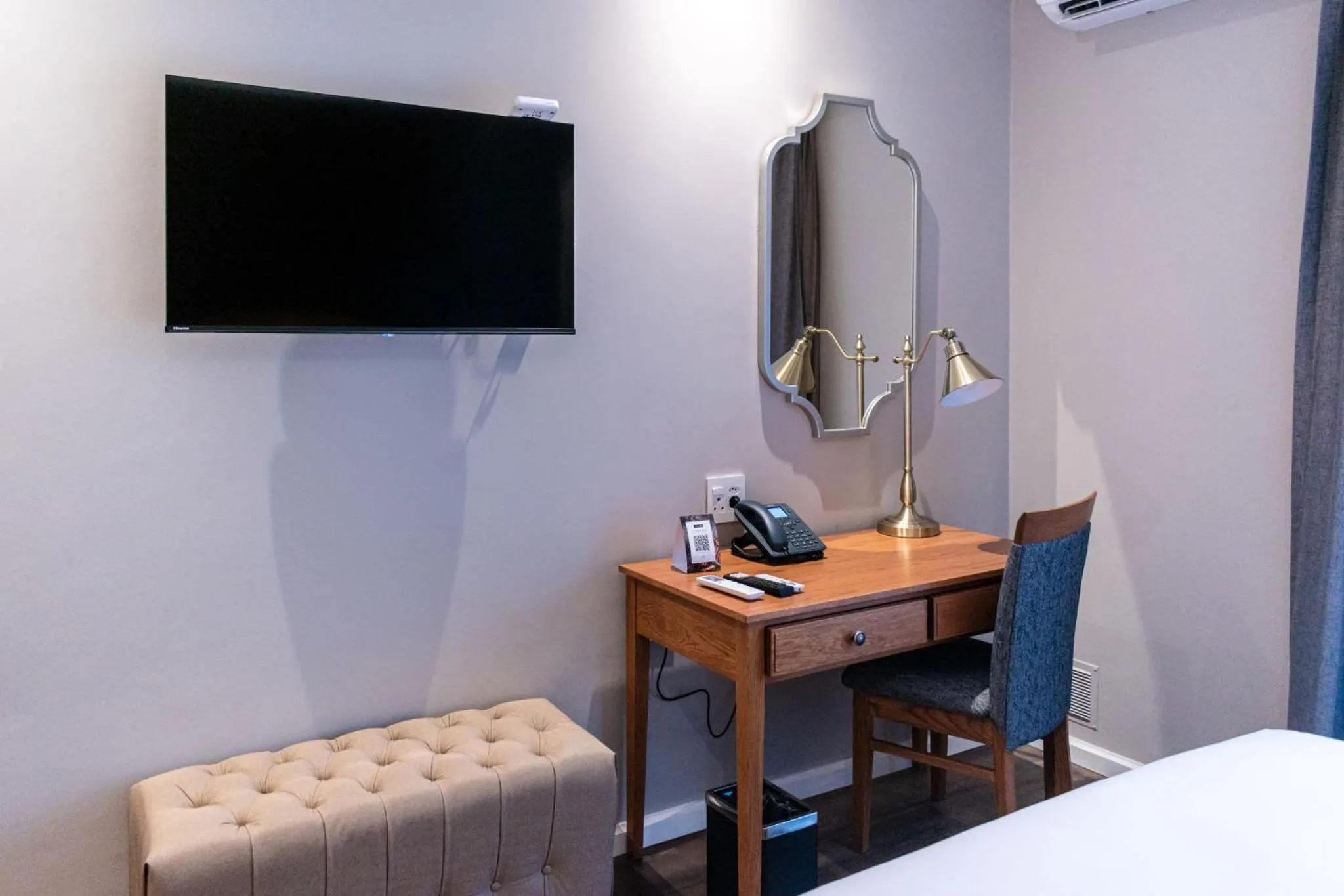 Seating area, Bed in Premier Express Inn George