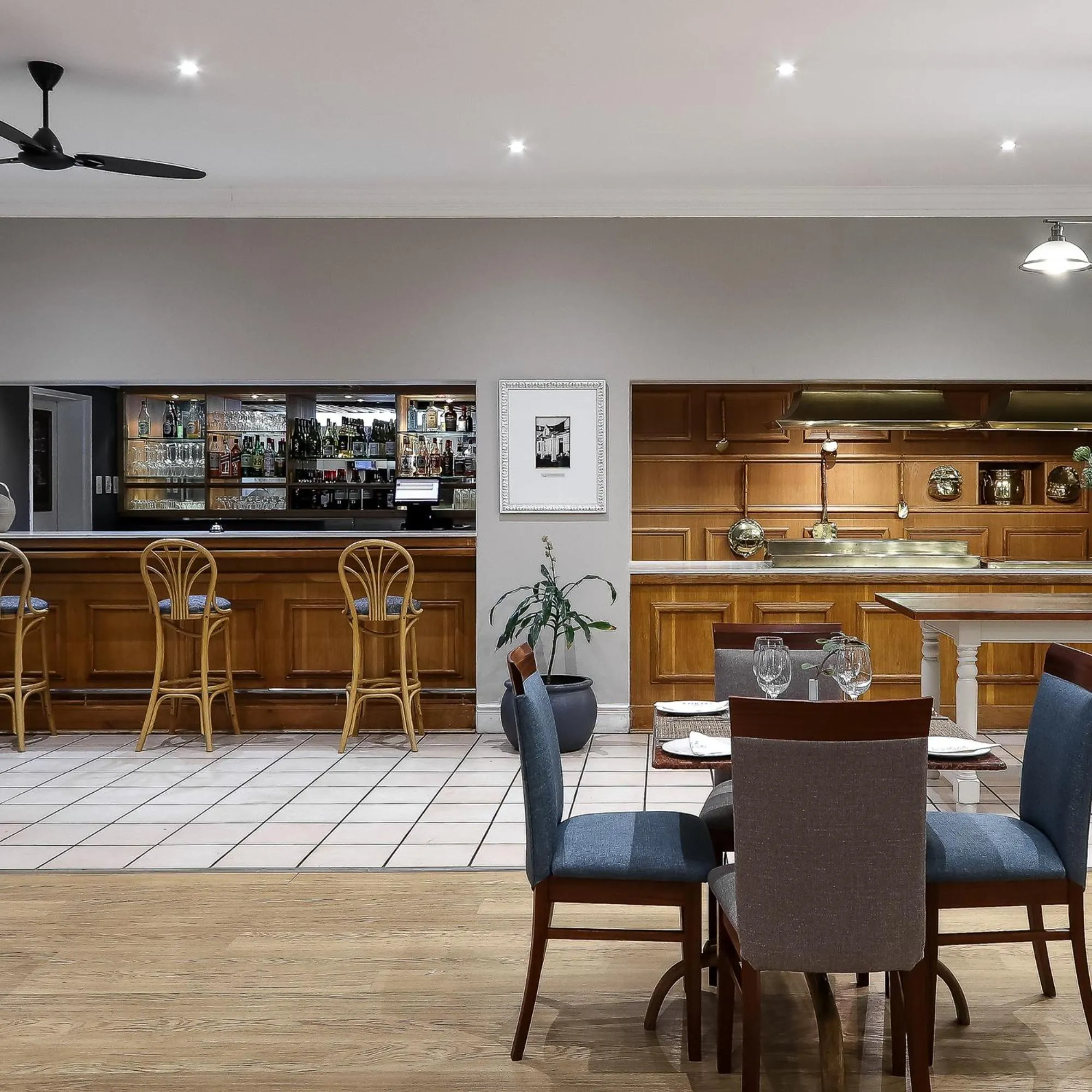 Restaurant/places to eat in Premier Express Inn George