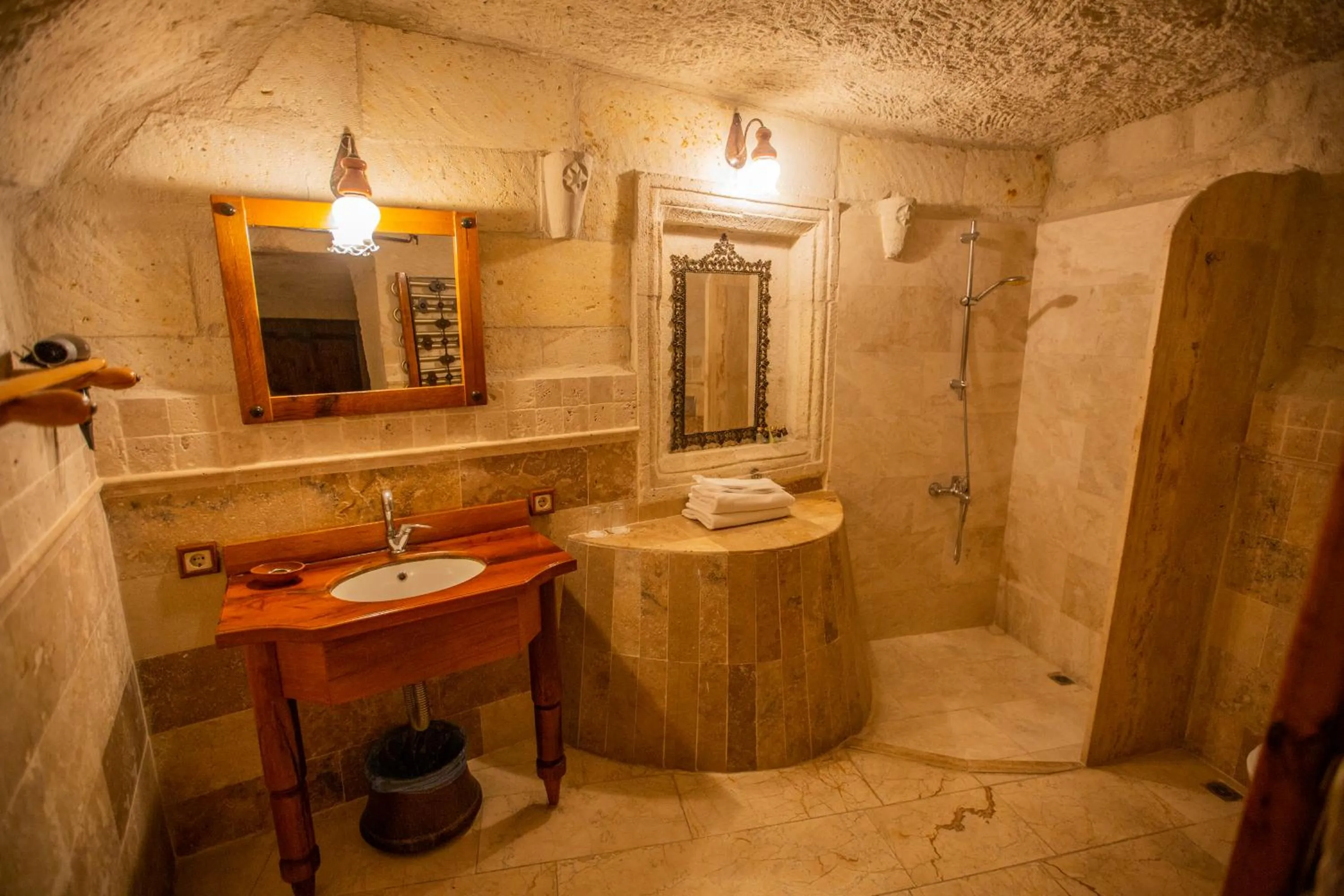 Shower in Koza Cave Hotel