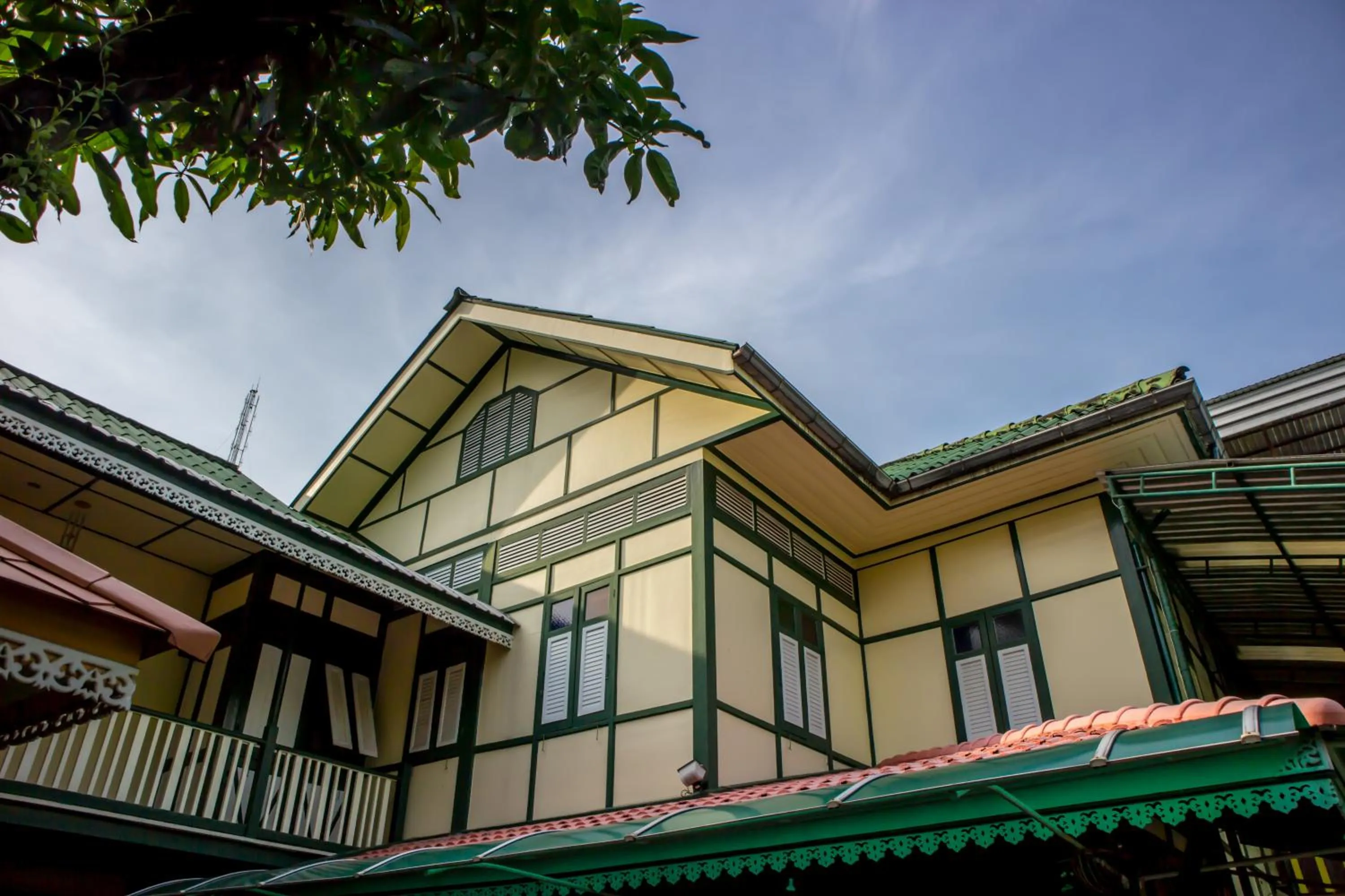 Property building in Samsen Sam Place