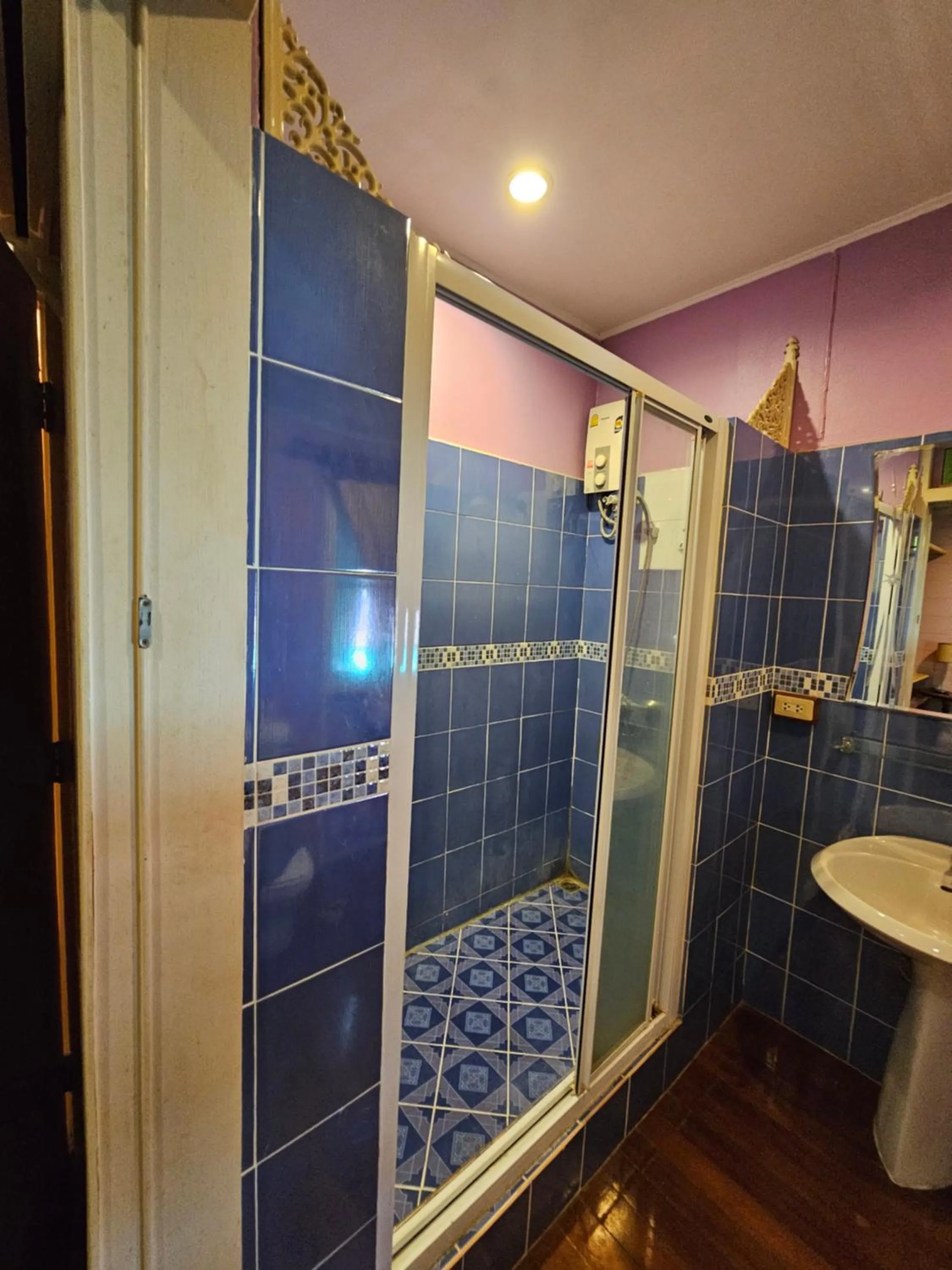 Shower in Samsen Sam Place