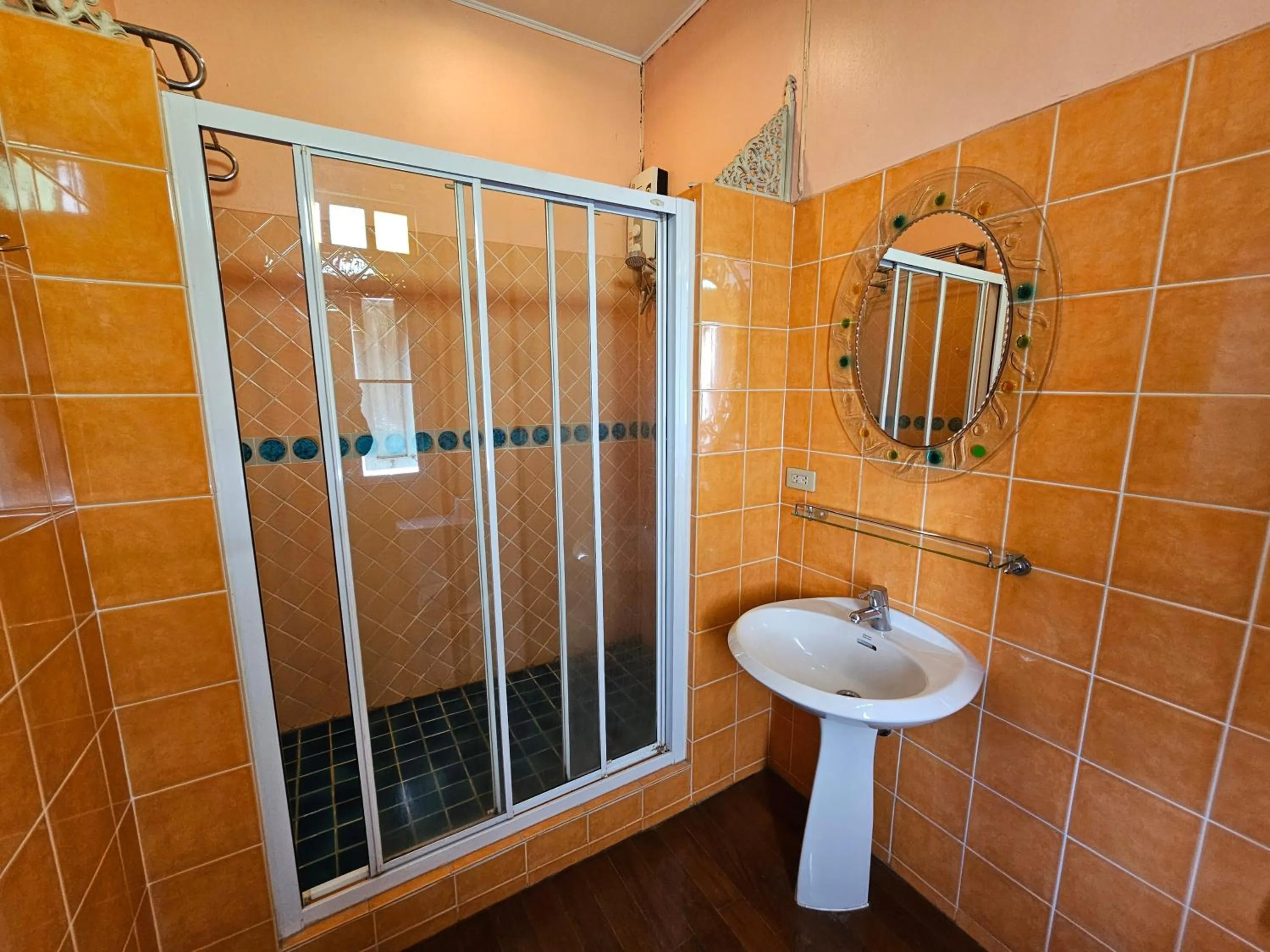 Shower in Samsen Sam Place