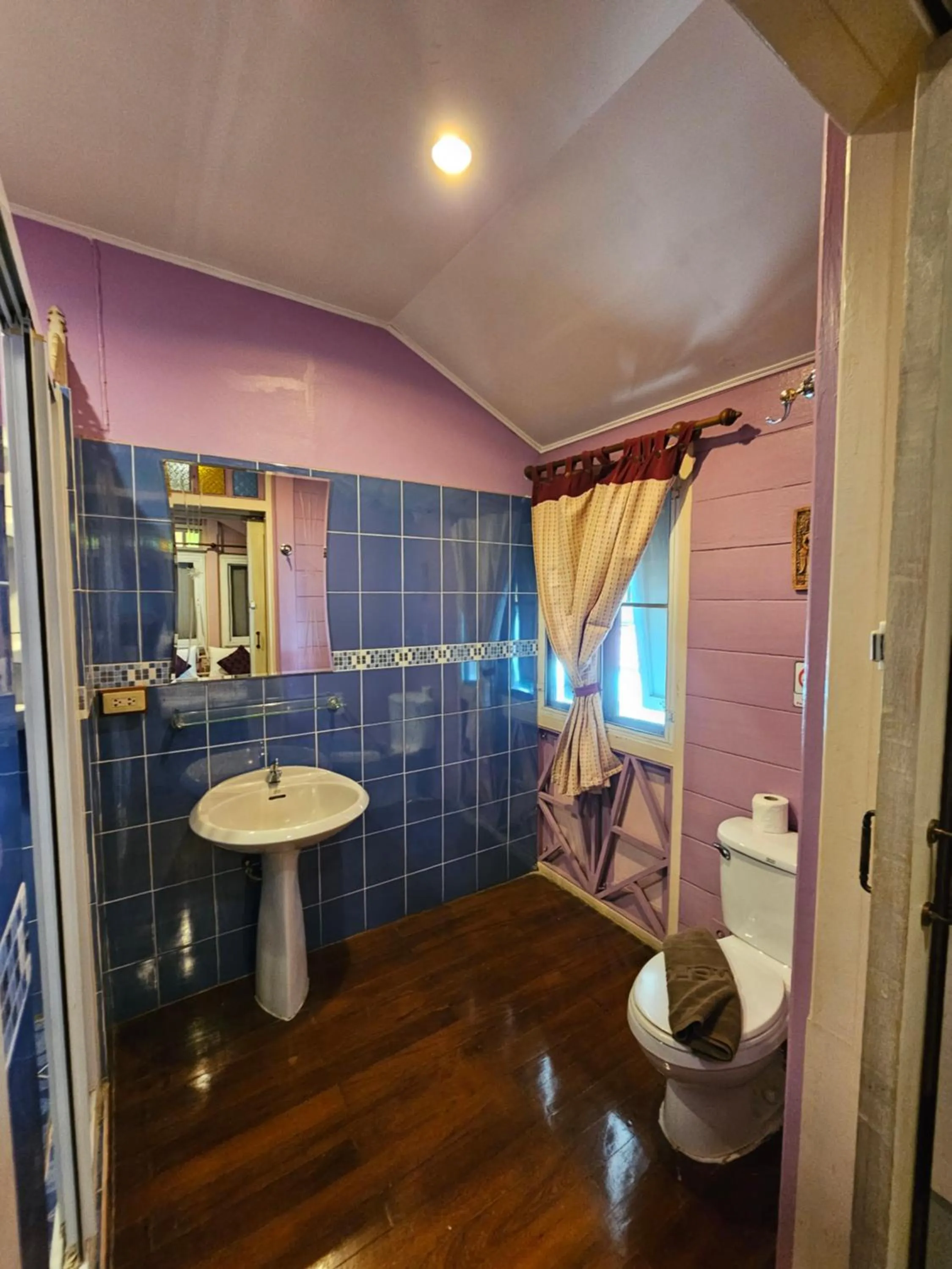 Toilet in Samsen Sam Place