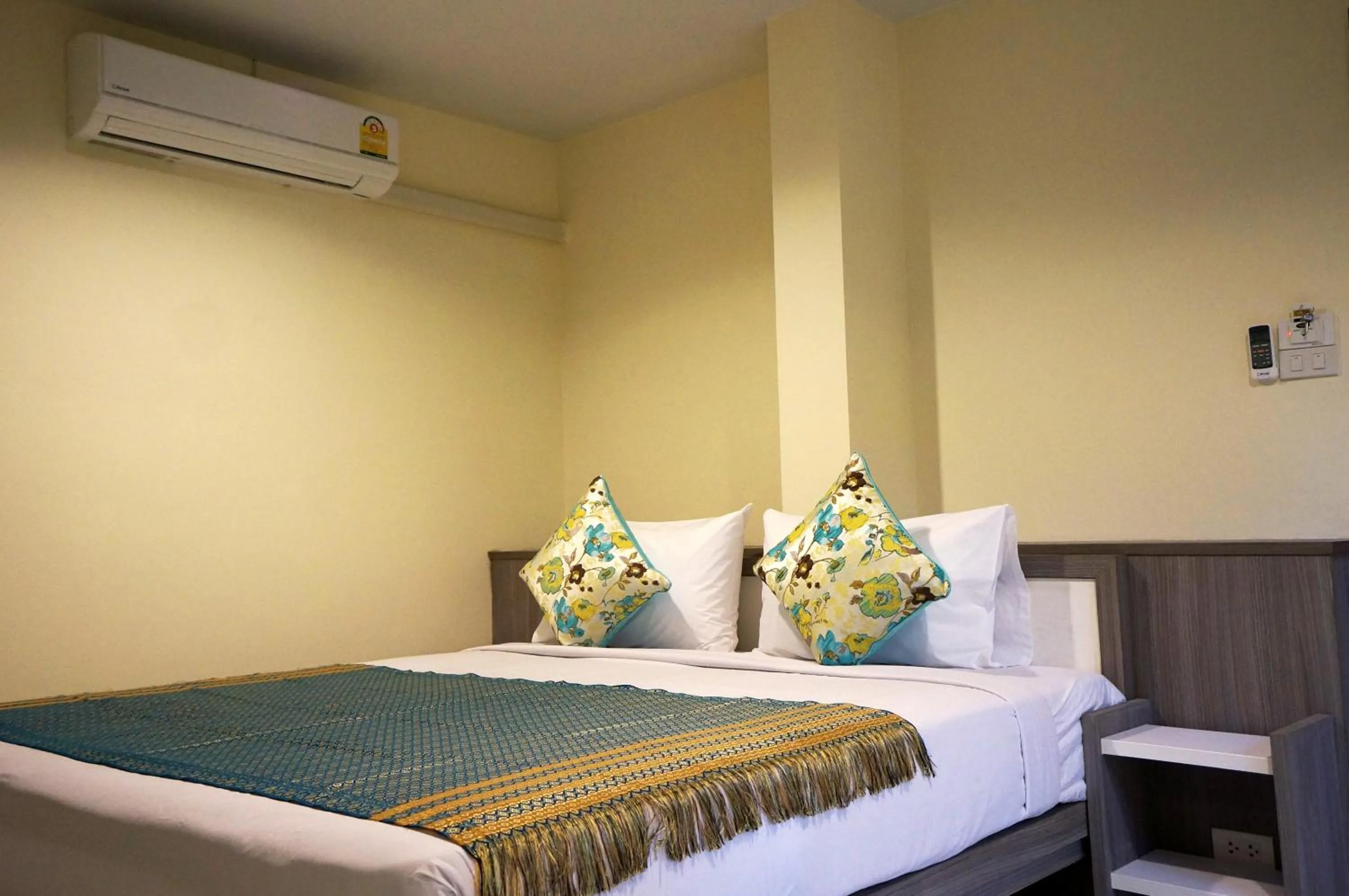 Bedroom, Bed in Samsen Sam Place