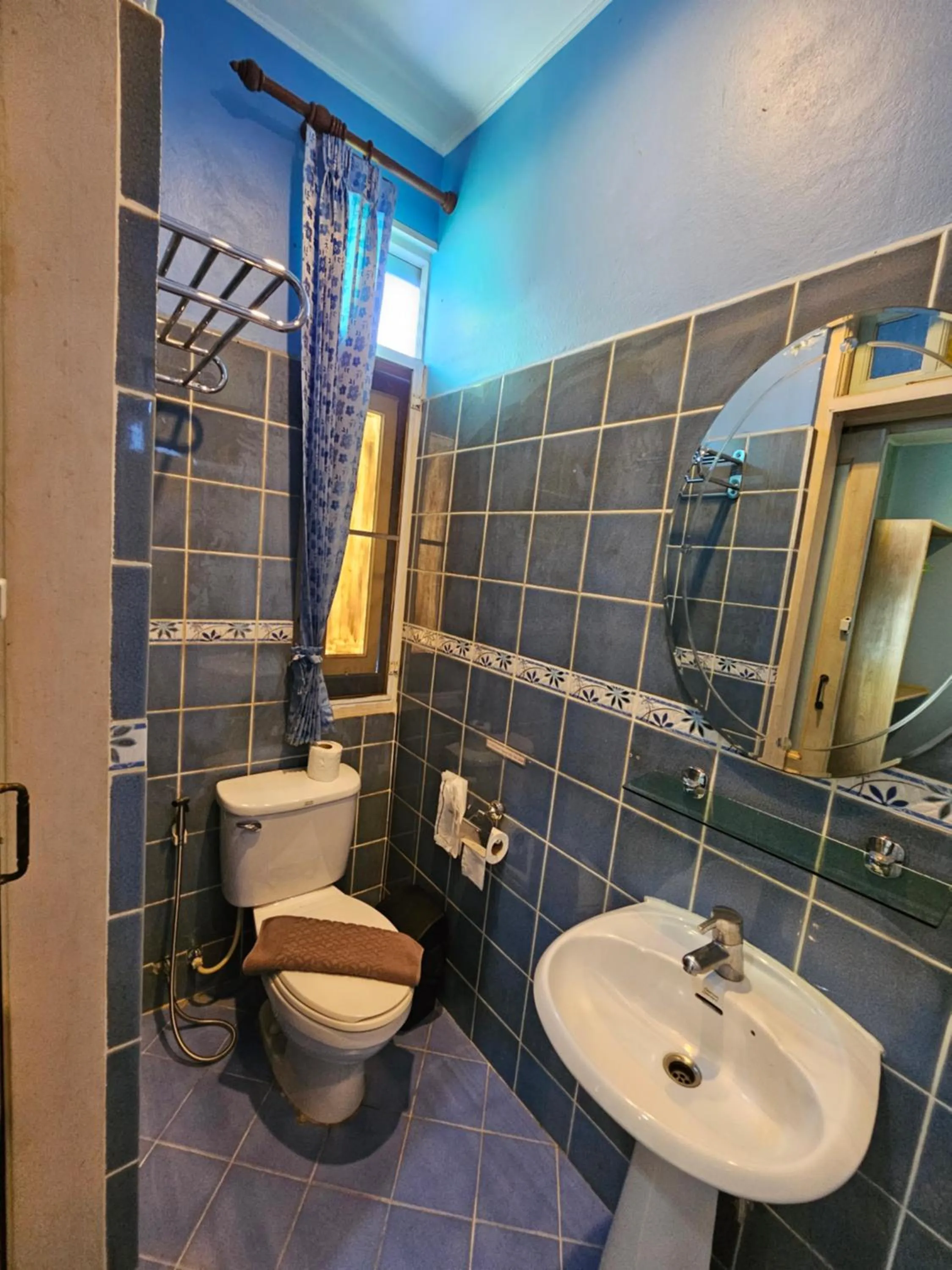 Toilet in Samsen Sam Place