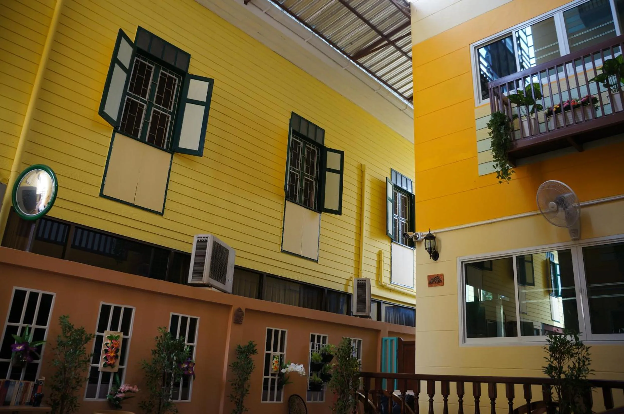 Property building in Samsen Sam Place