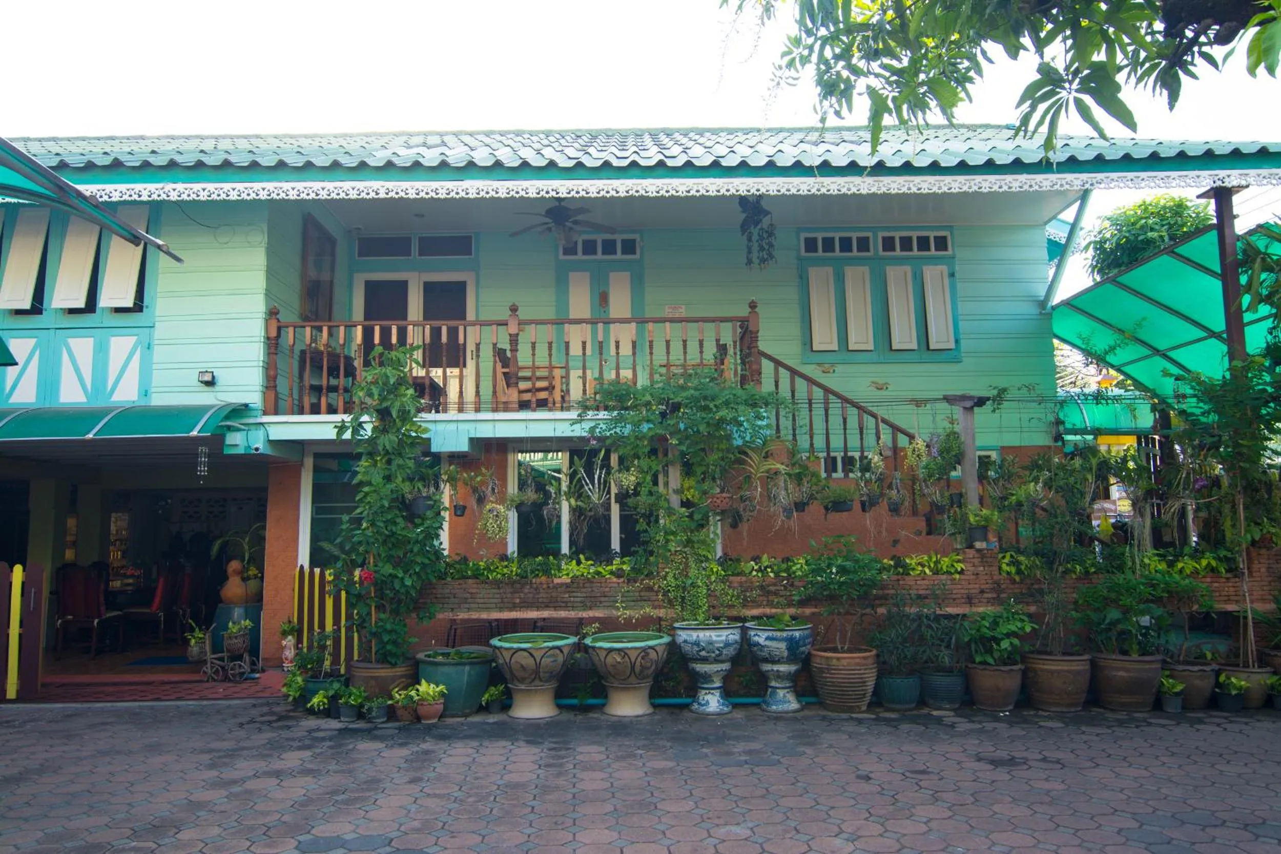 Facade/entrance in Samsen Sam Place