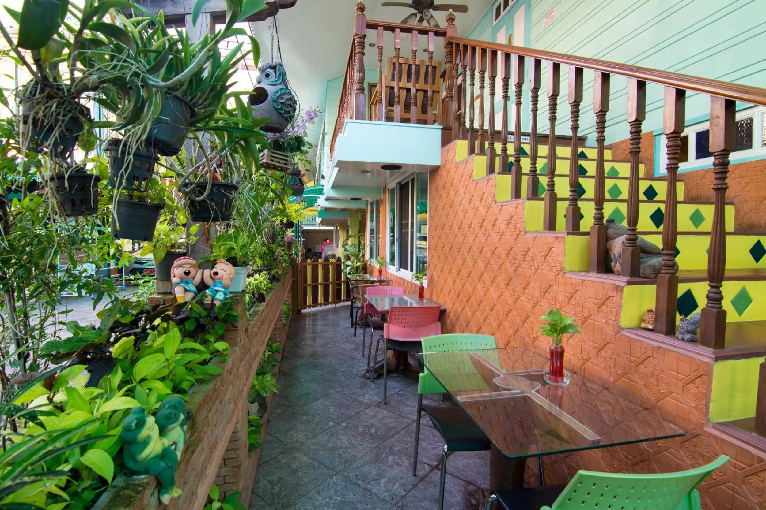 Facade/entrance in Samsen Sam Place