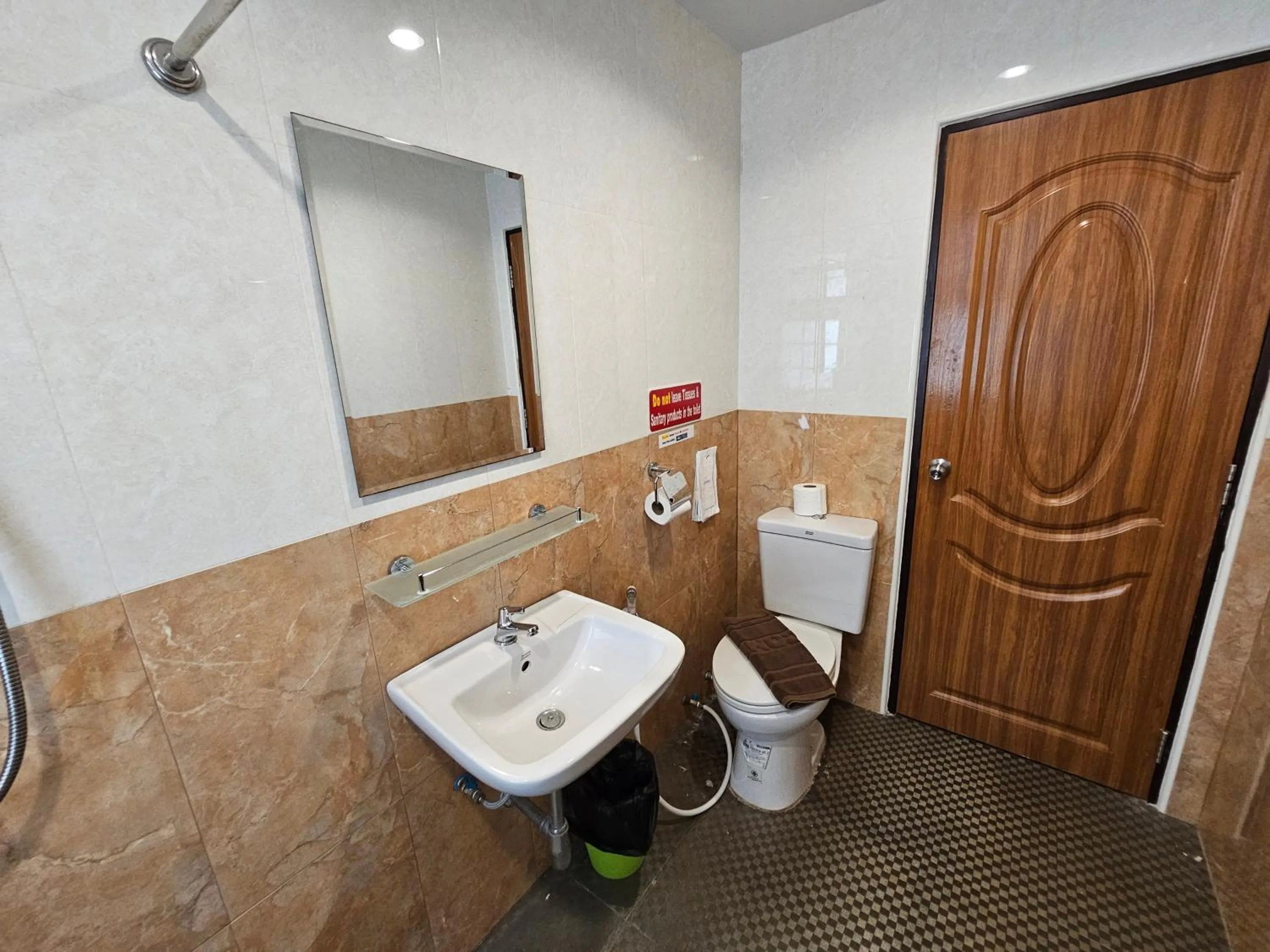 Toilet in Samsen Sam Place