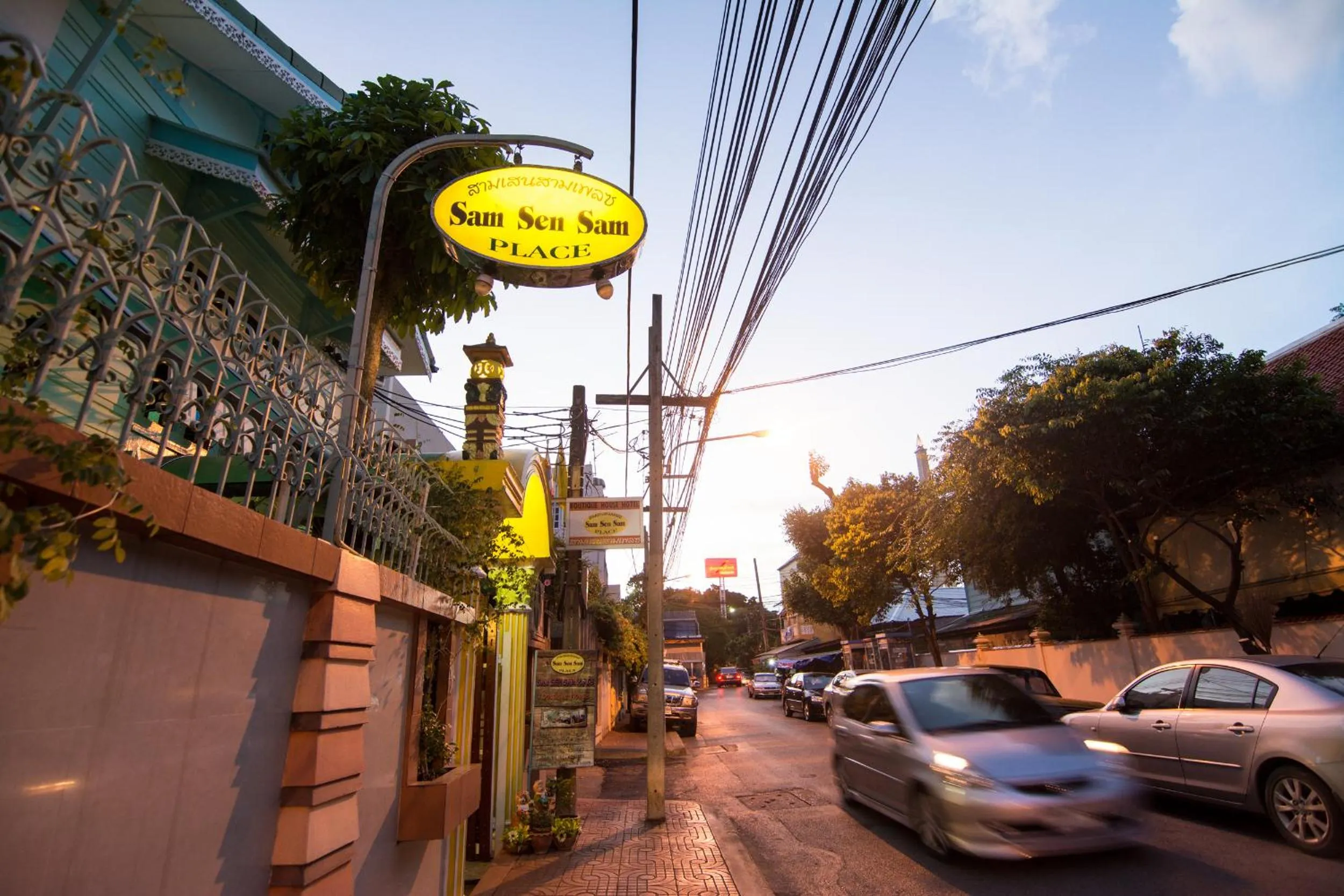 Facade/entrance in Samsen Sam Place