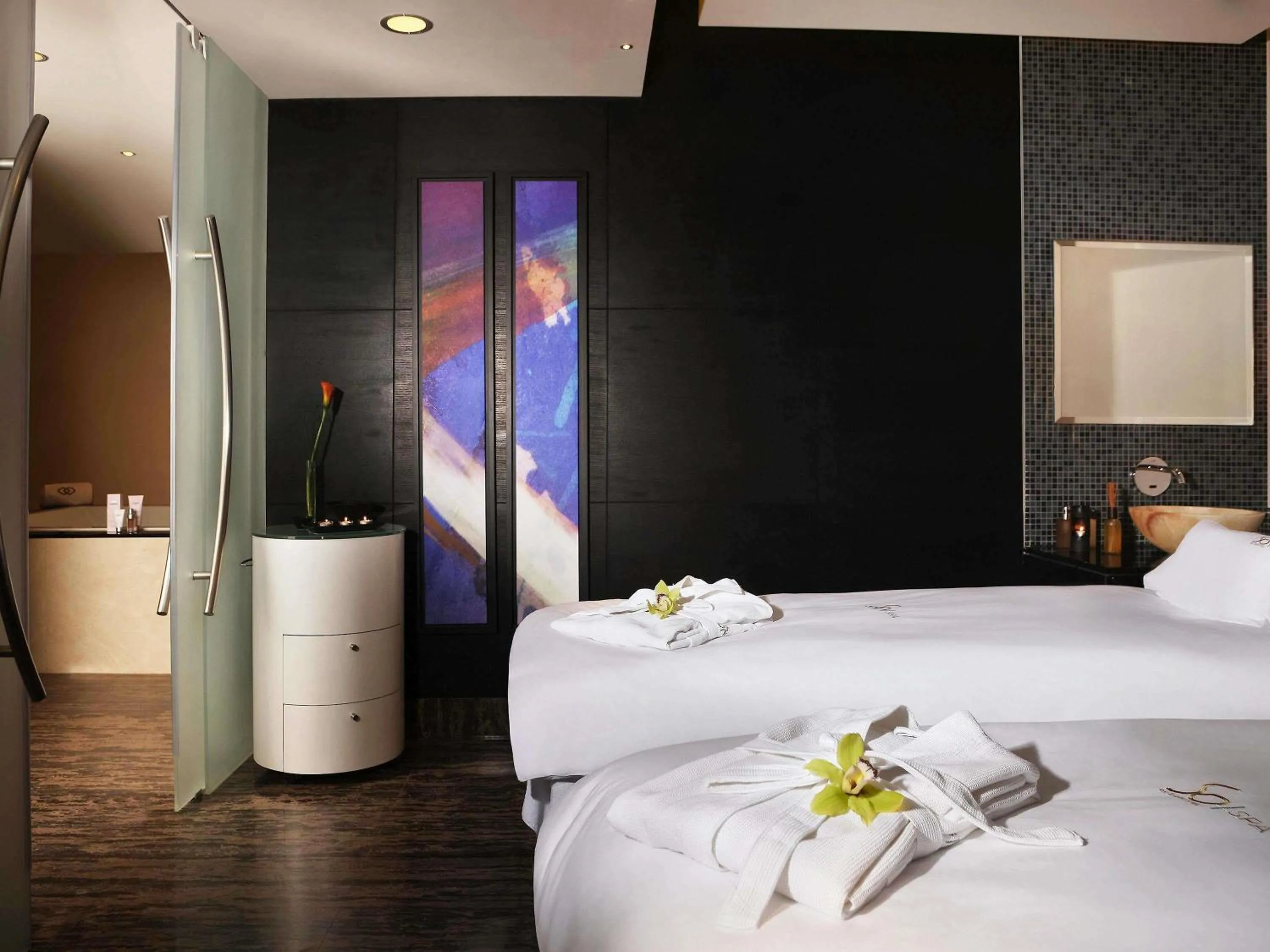 Spa and wellness centre/facilities, Bed in Sofitel Abu Dhabi Corniche