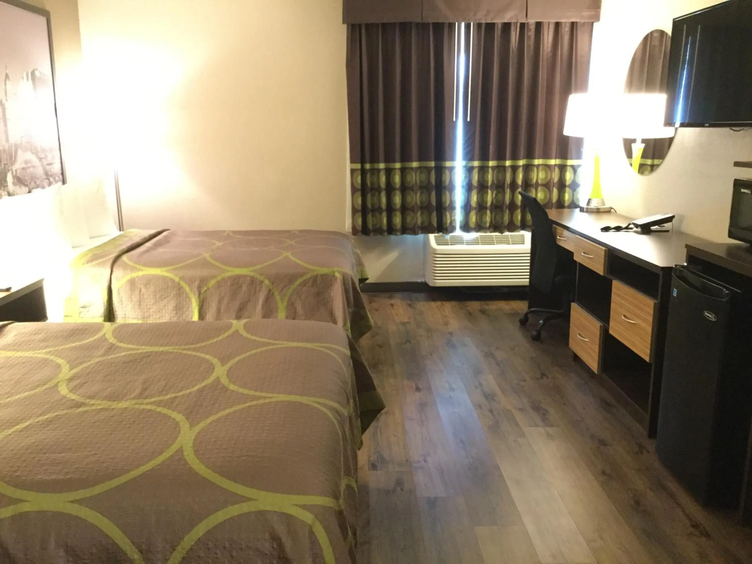 Photo of the whole room, Bed in Super 8 by Wyndham South Holland