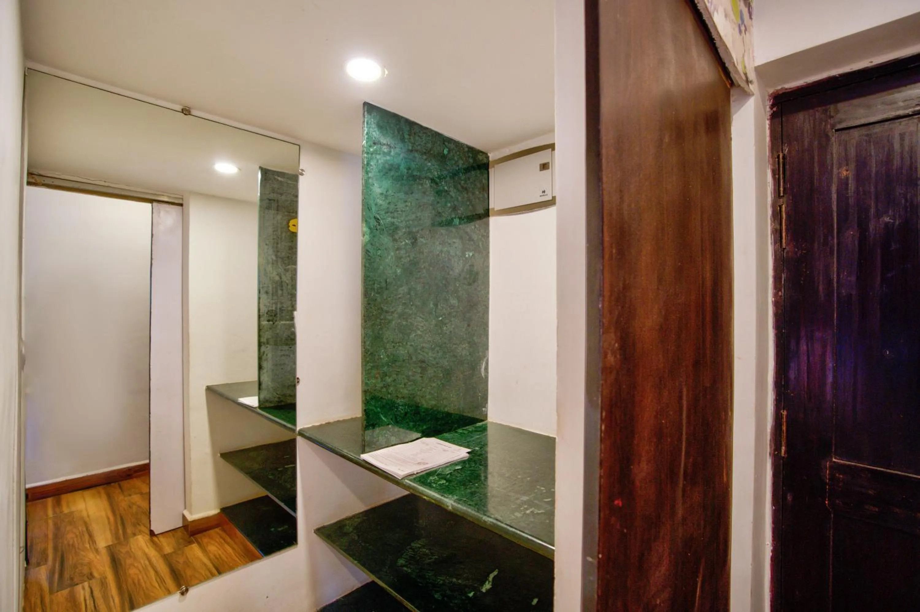 Lemonmint Svelton Manor