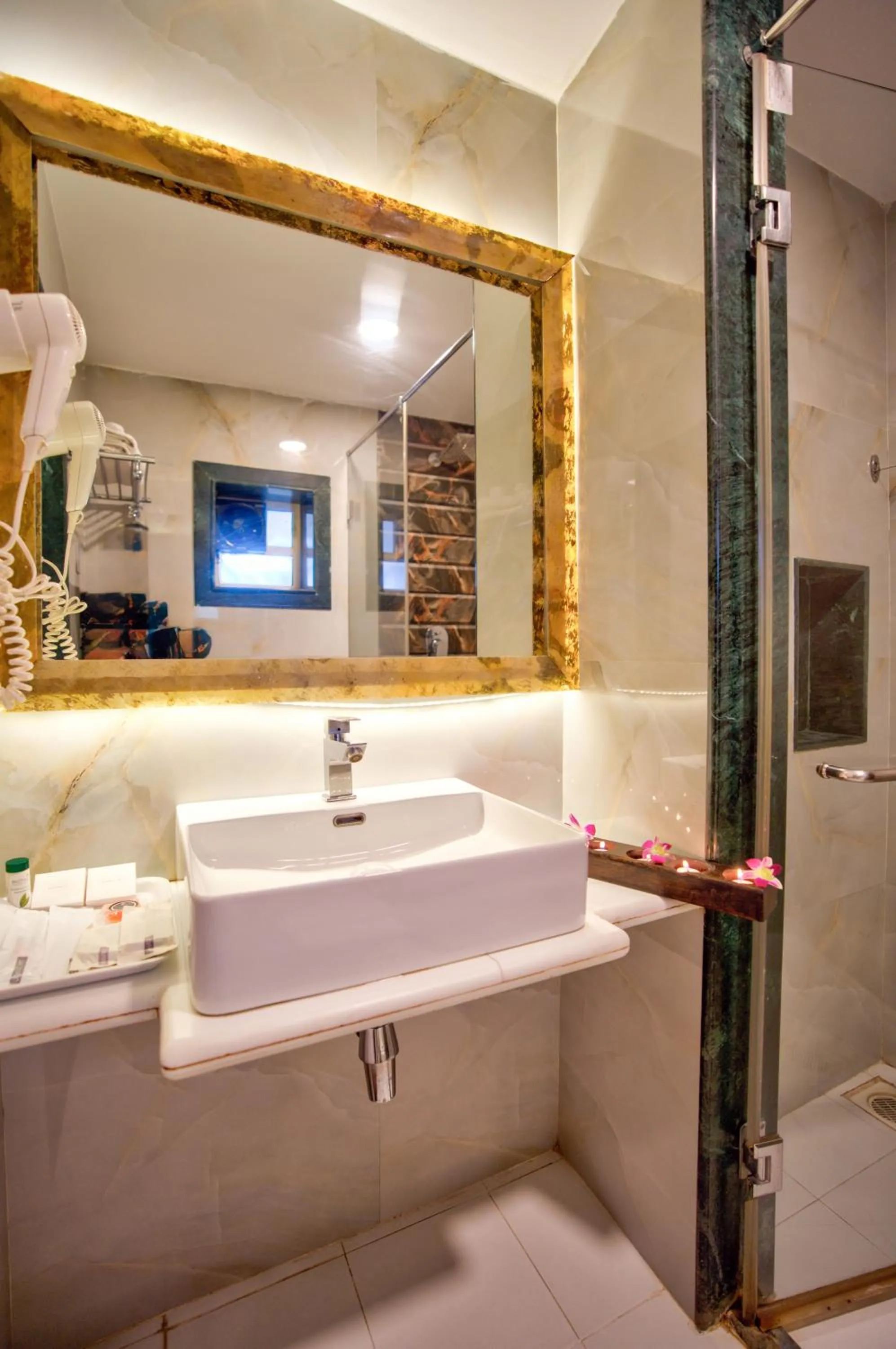 Lemonmint Svelton Manor