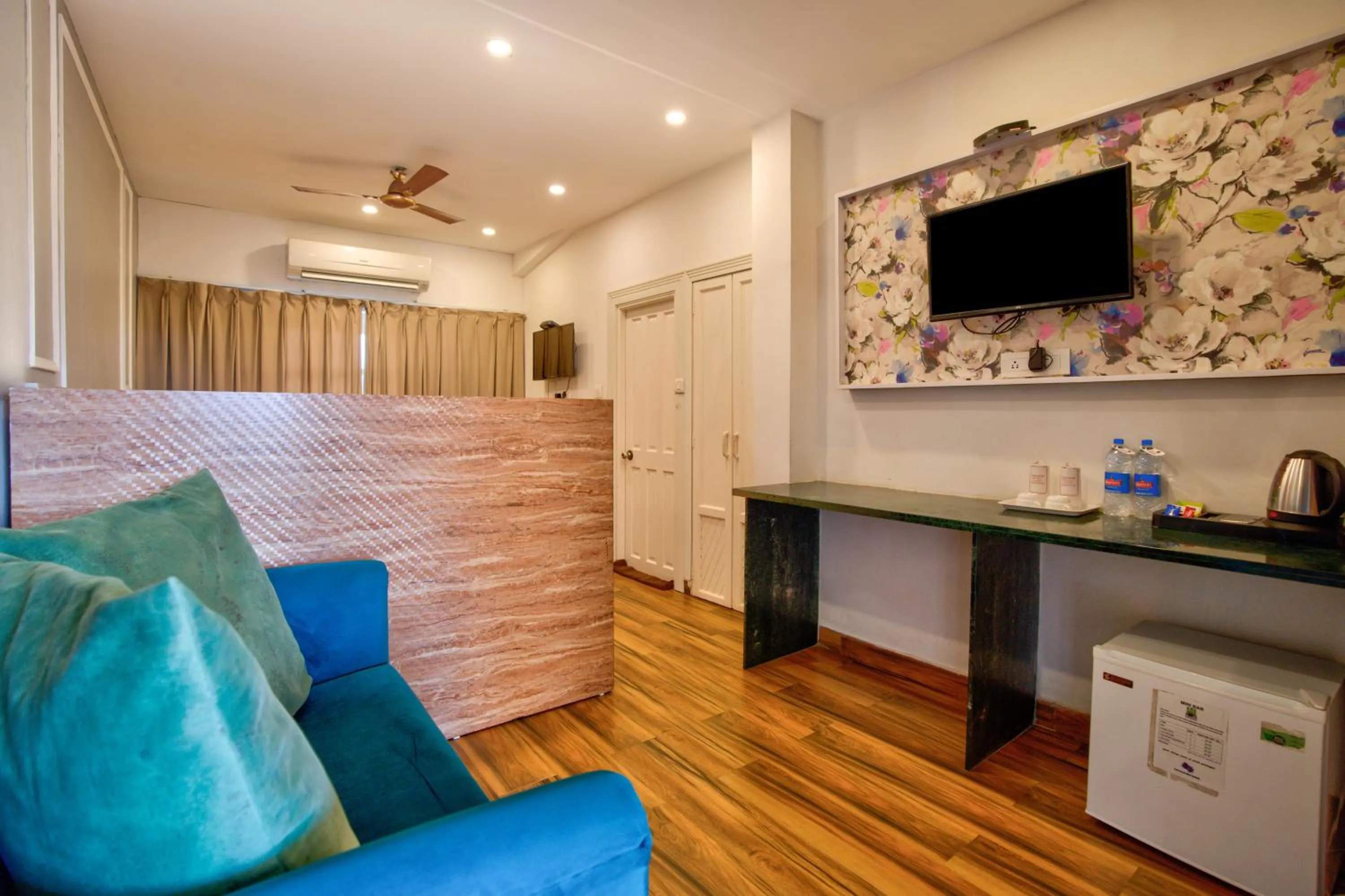 TV and multimedia in Lemonmint Svelton Manor