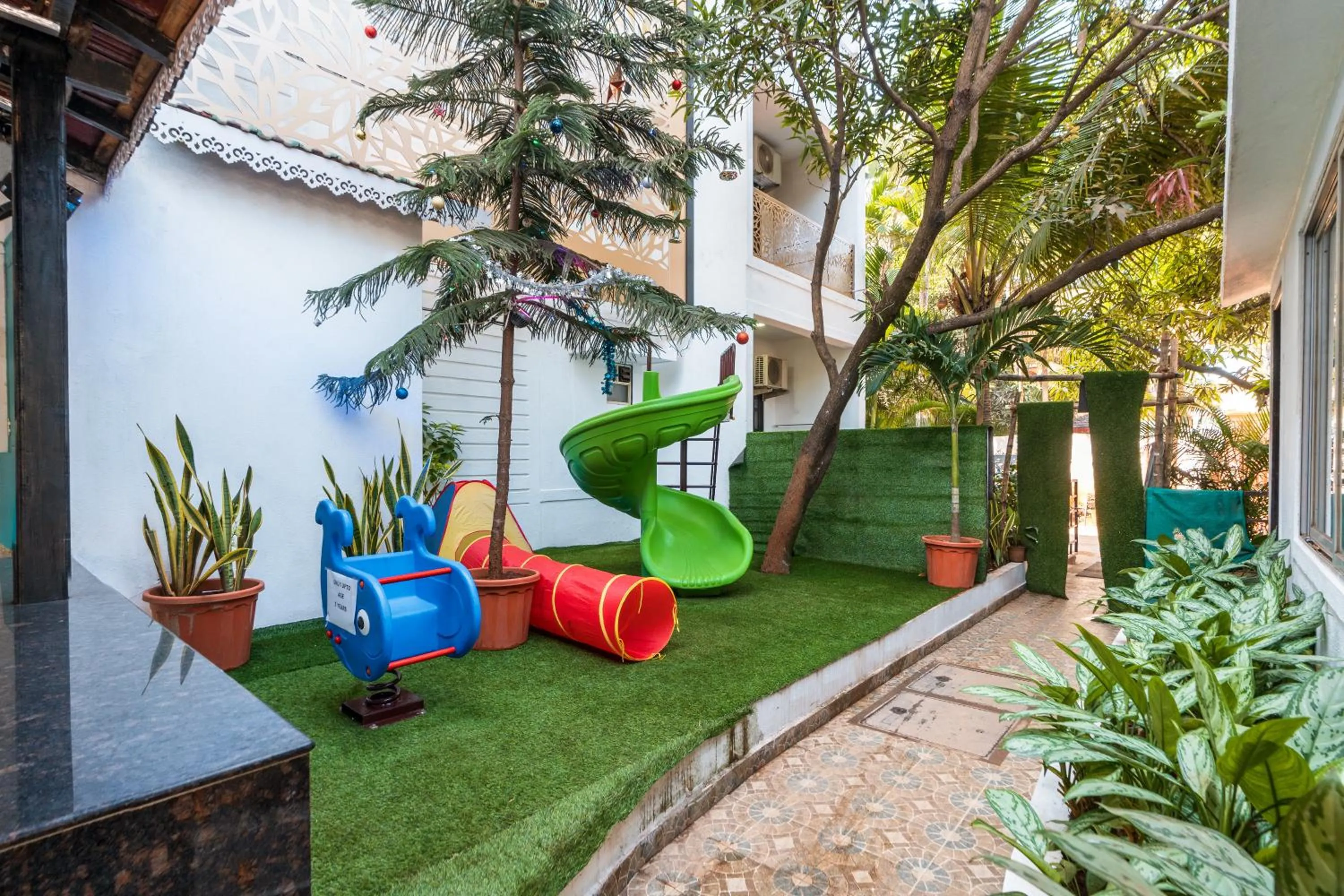 Lemonmint Svelton Manor