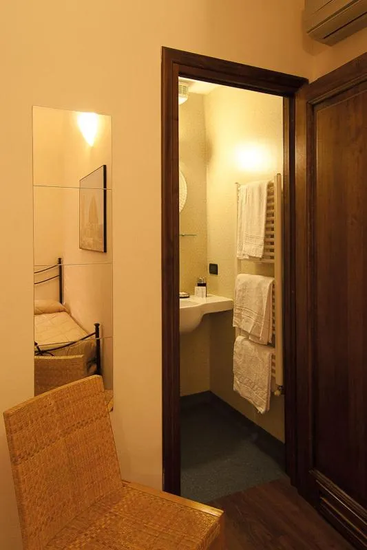 Bathroom, Bed in B&B Arco Antico