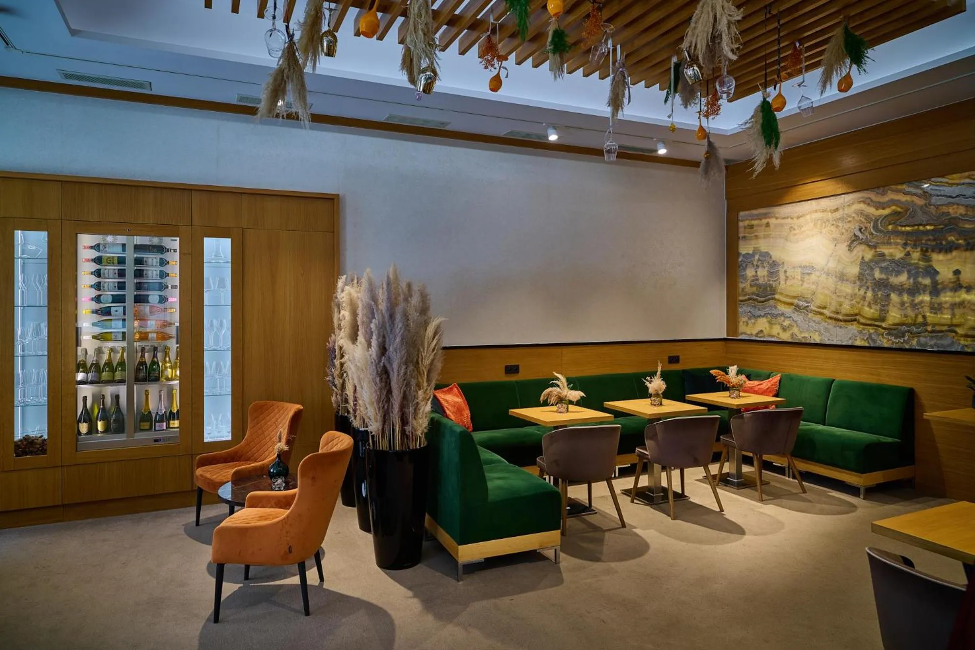 Restaurant/places to eat in Urpí­n City Residence