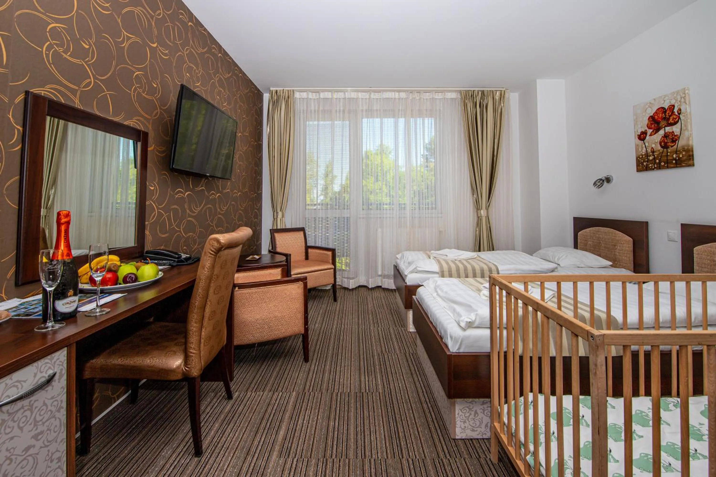 Photo of the whole room, Bed in Hotel Sun